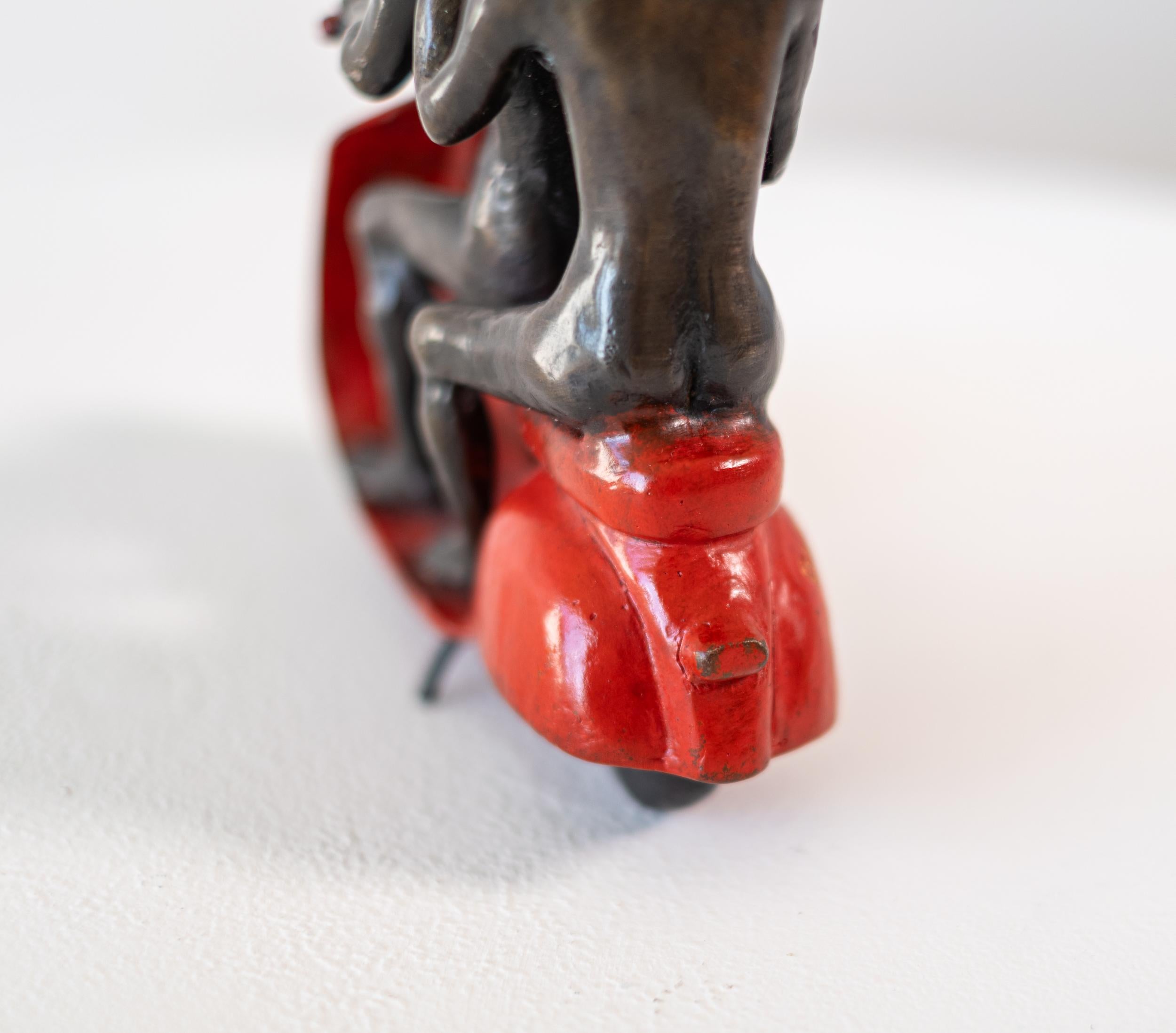 Sie fuhren, um die Tierwelt zu retten (Rot) 32/100 - figurative Skulptur aus Bronze im Angebot 6