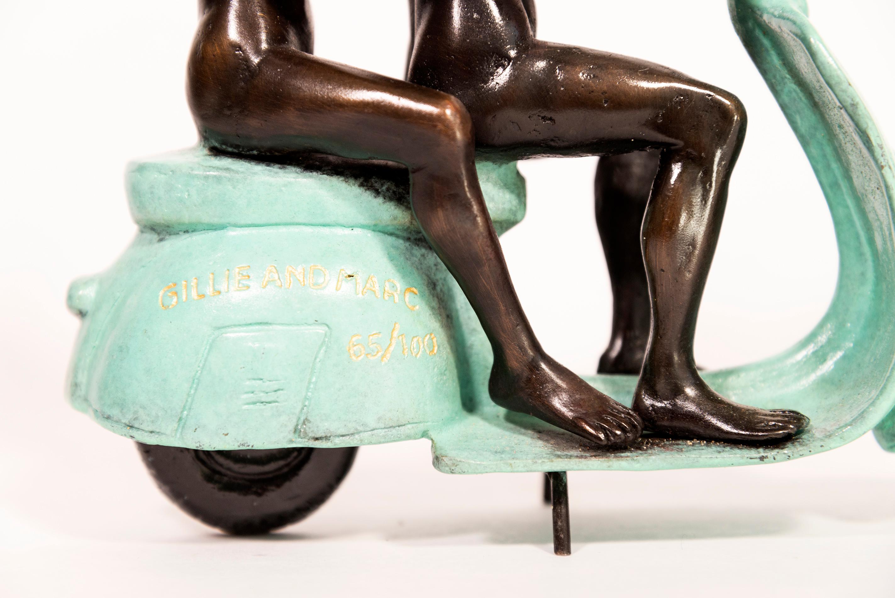 Ils étaient d'authentiques cavaliers Vespa à Rome 65/100 - sculpture figurative en bronze - Contemporain Sculpture par Gillie and Marc Schattner