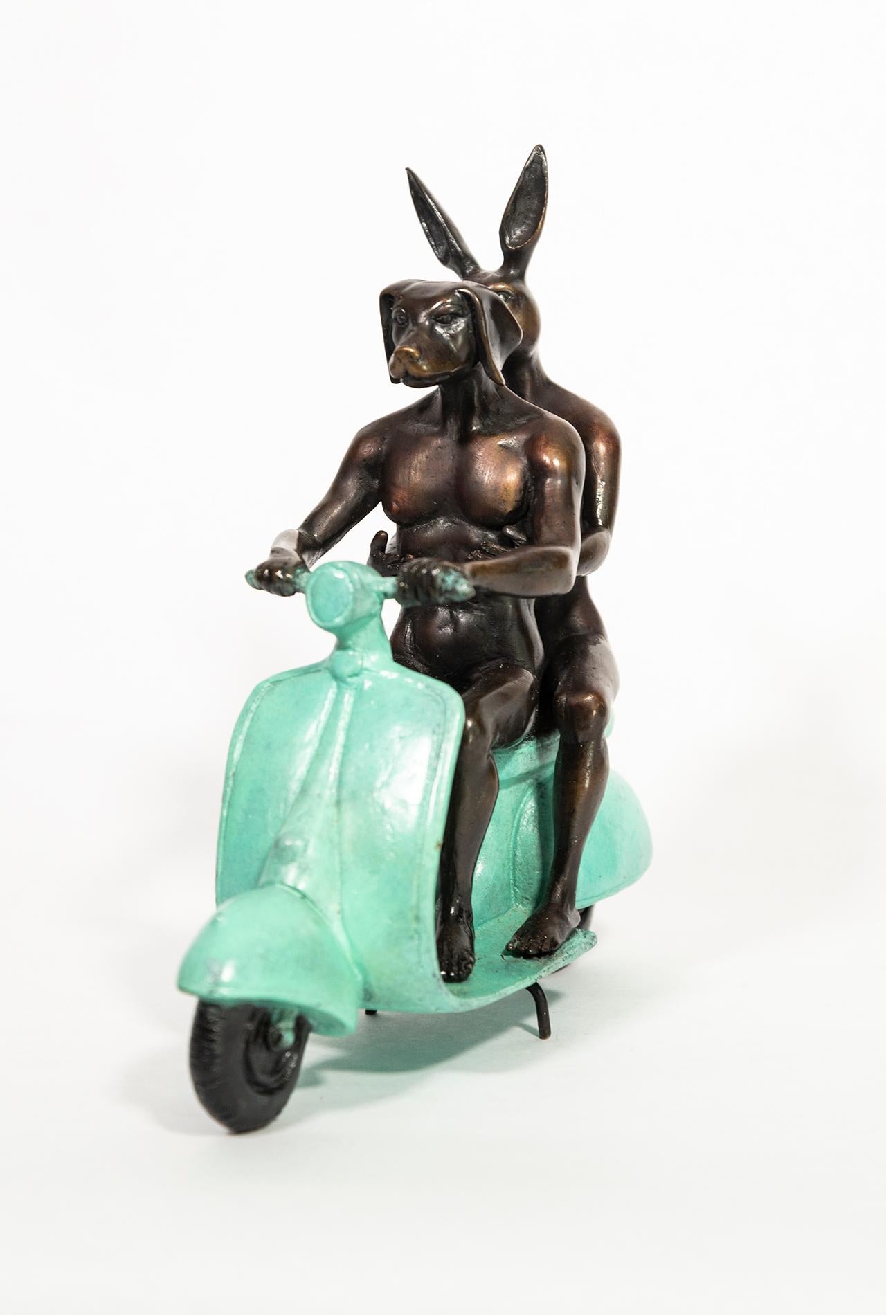 Le duo d'artistes contemporains australiens Gillie and Marc continue de créer son imagerie populaire et humoristique d'homme-chien et de femme-lapin dans cette nouvelle sculpture en bronze. Les figures humaines et animales ludiques représentent le