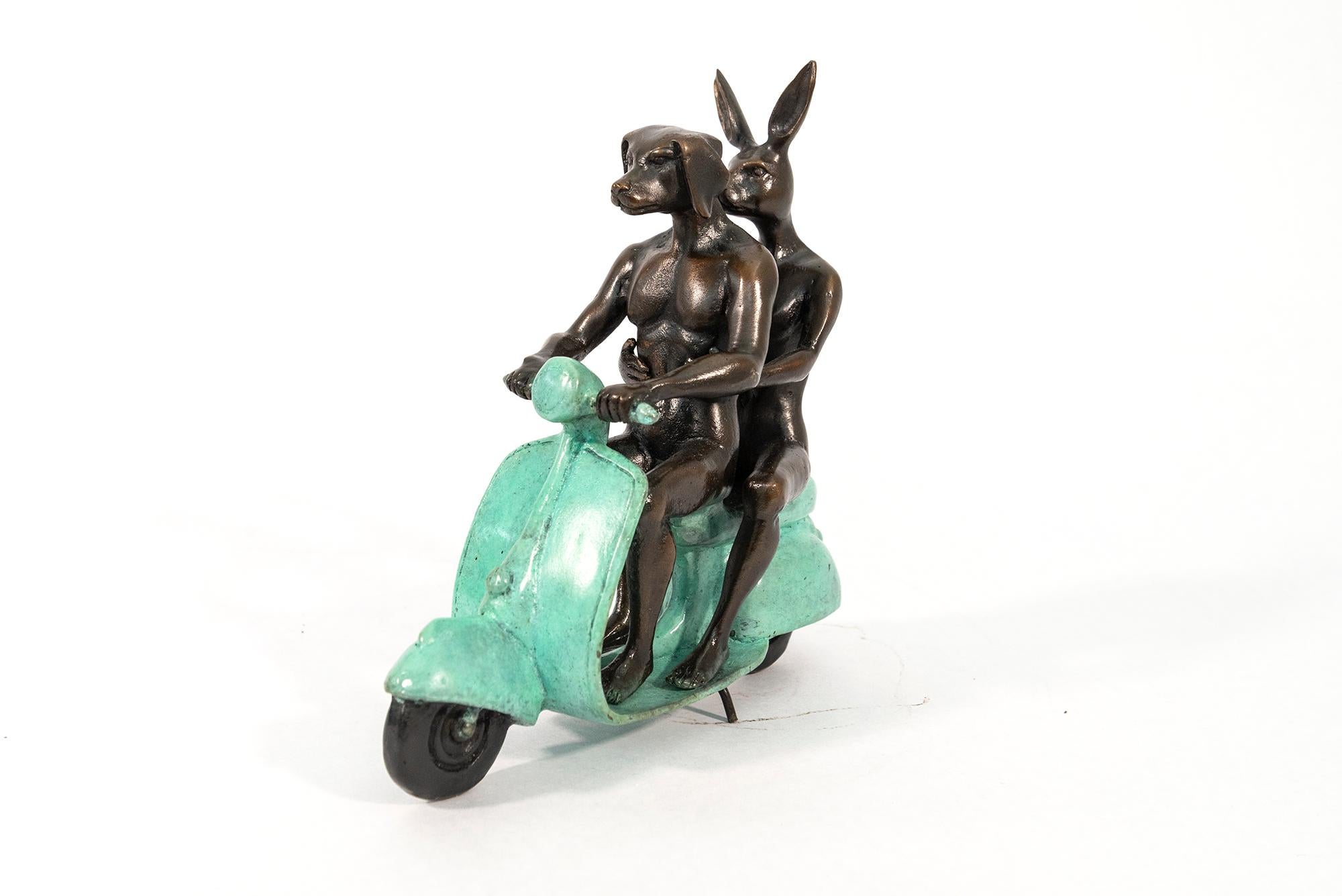 Sie waren echte Vespa-Fahrer in Rom 72/100 - figurative Bronzeskulptur im Angebot 7