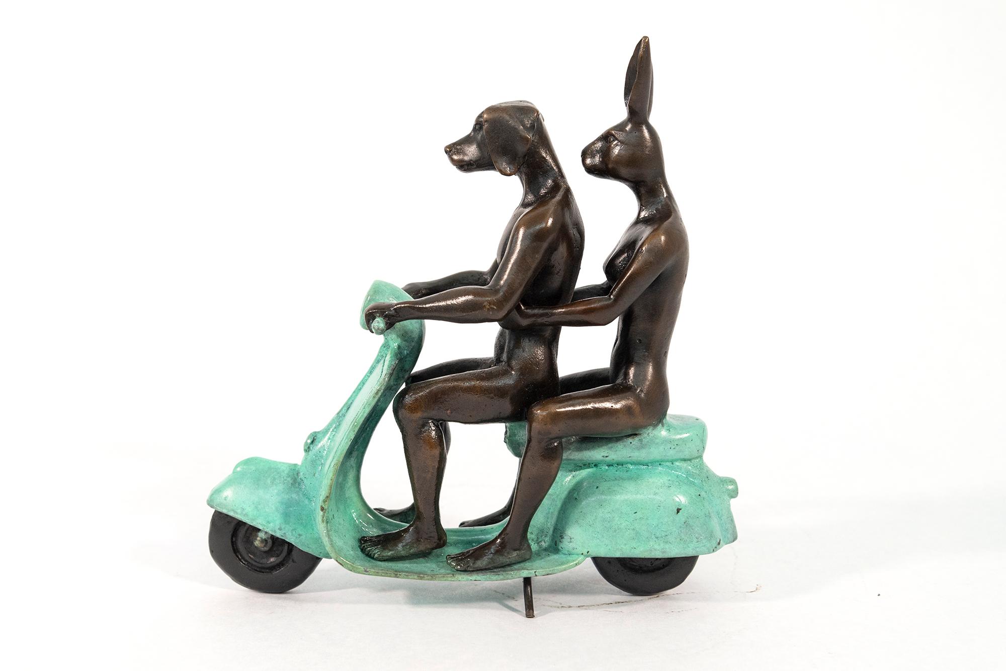 Sie waren echte Vespa-Fahrer in Rom 72/100 - figurative Bronzeskulptur im Angebot 8