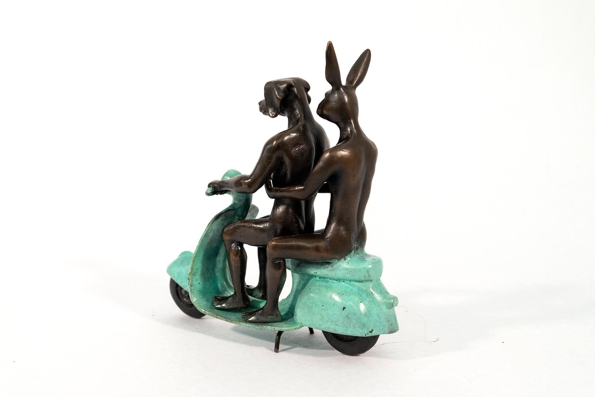 Sie waren echte Vespa-Fahrer in Rom 72/100 - figurative Bronzeskulptur im Angebot 9