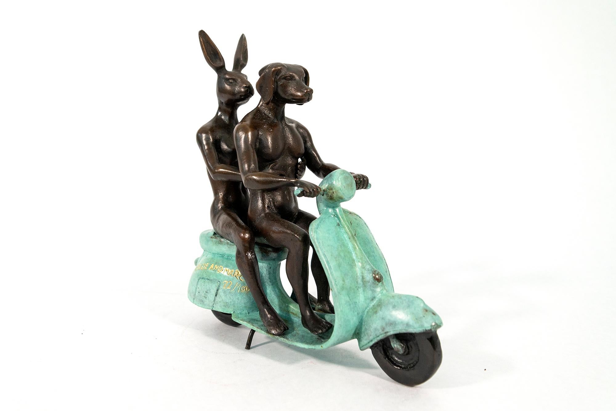 Das australische Künstlerduo Gillie and Marc setzt mit dieser neuen Bronzeskulptur sein beliebtes, humorvolles Hybridbild aus Hundemann, Kaninchen und Frau fort. Die spielerischen Mensch-Tier-Figuren stehen für die geistige Verbindung zwischen Tier