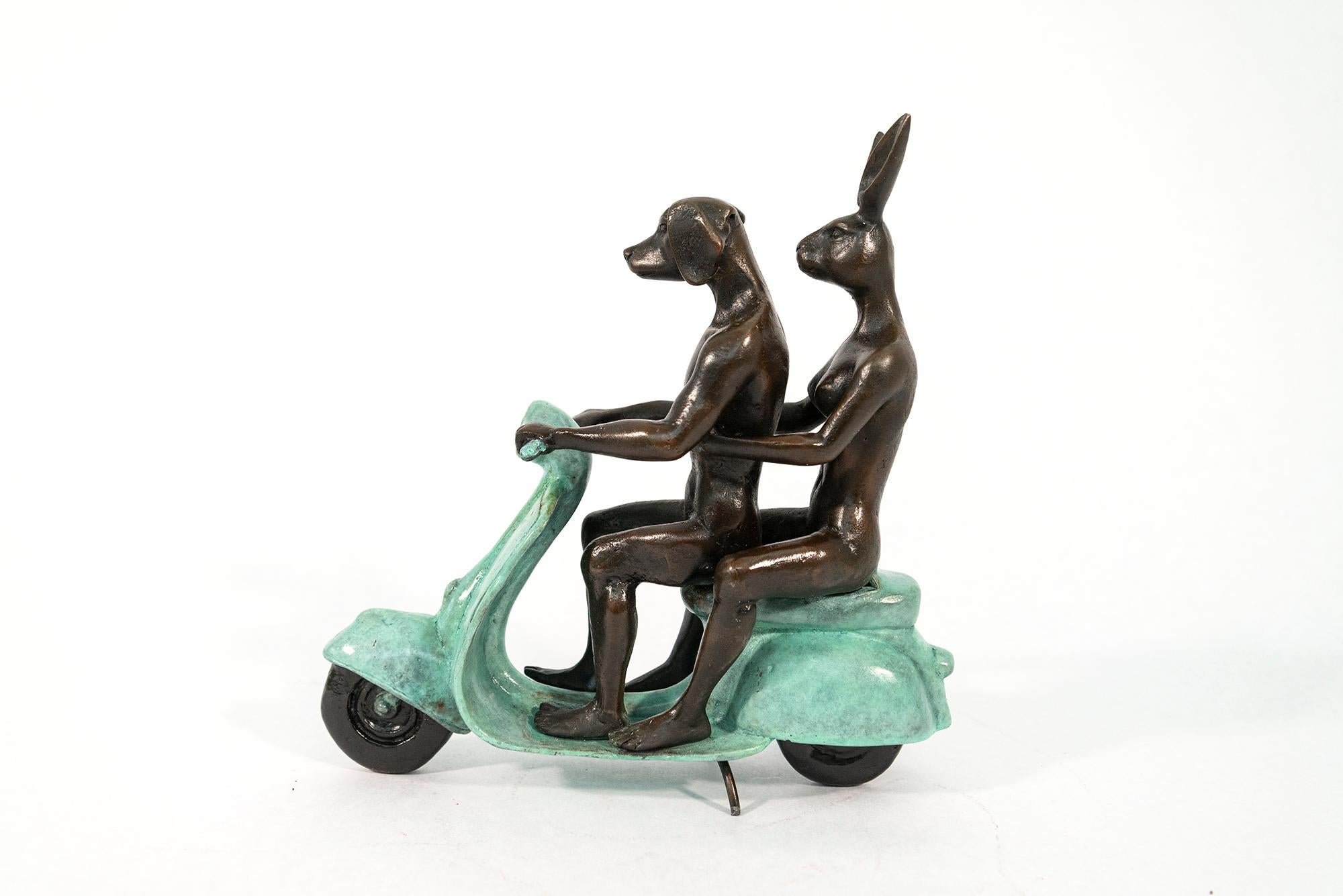 Sie waren echte Vespa-Fahrer in Rom 72/100 - figurative Bronzeskulptur im Angebot 1