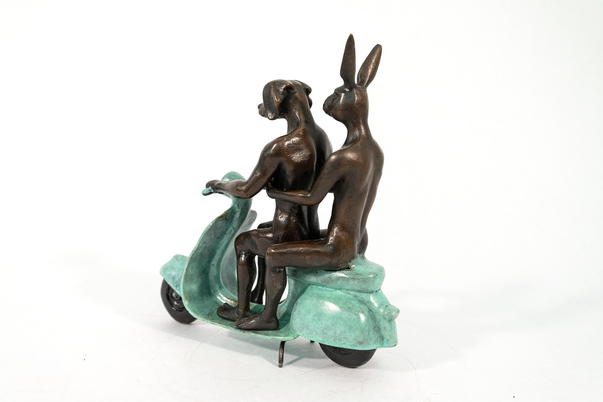 Sie waren echte Vespa-Fahrer in Rom 72/100 - figurative Bronzeskulptur im Angebot 2