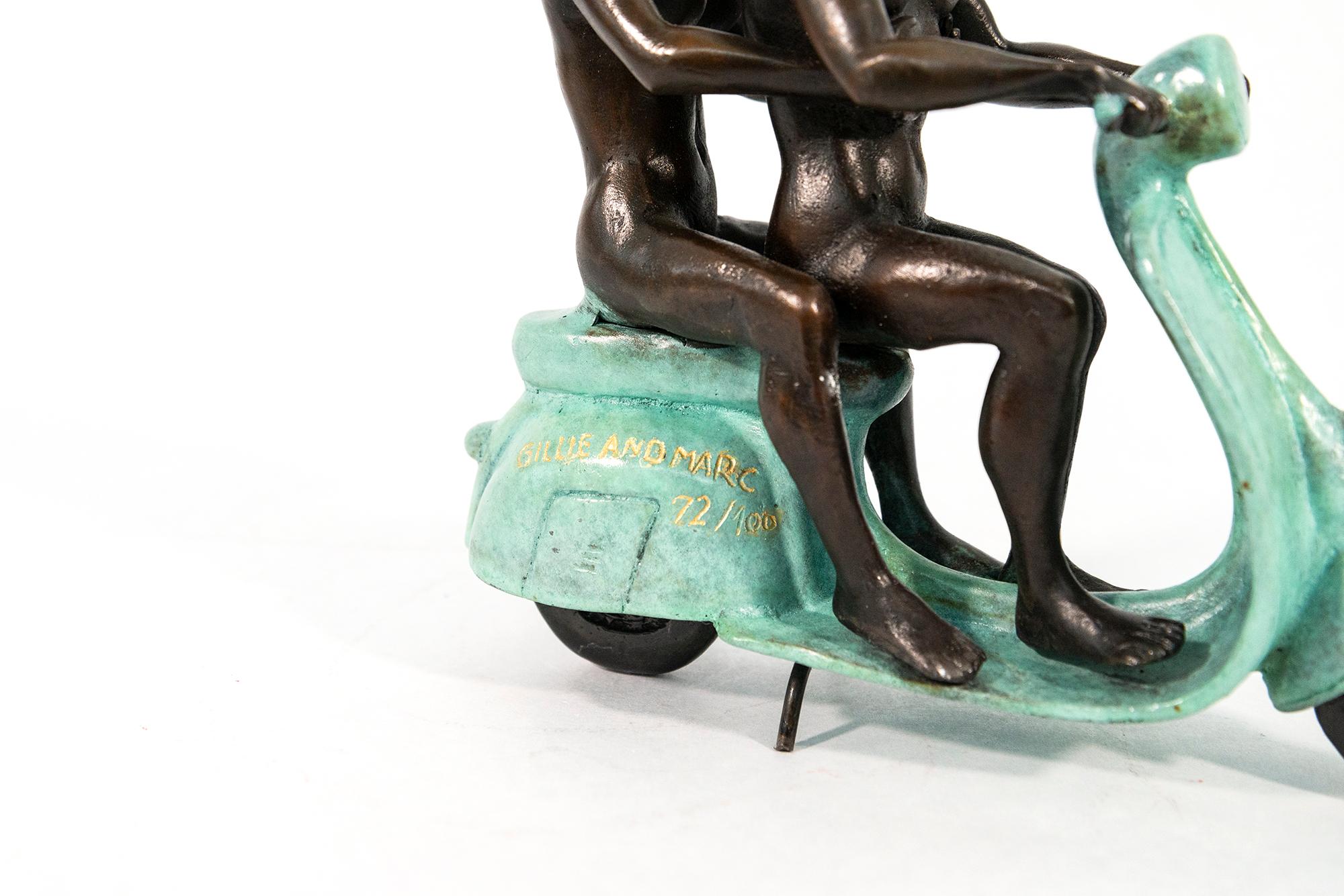 Sie waren echte Vespa-Fahrer in Rom 72/100 - figurative Bronzeskulptur im Angebot 3