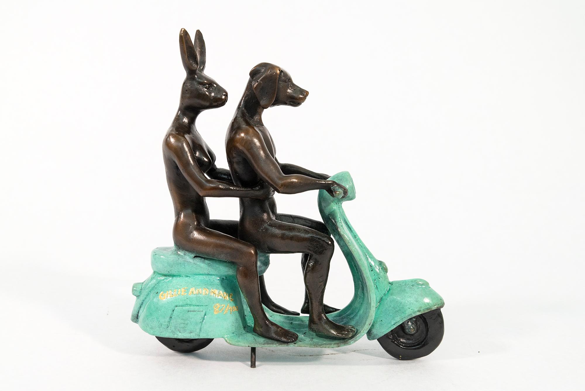 Sie waren echte Vespa-Fahrer in Rom 72/100 - figurative Bronzeskulptur im Angebot 4
