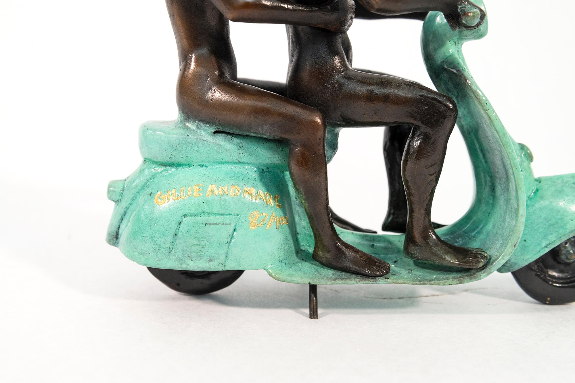 Sie waren echte Vespa-Fahrer in Rom 72/100 - figurative Bronzeskulptur im Angebot 5