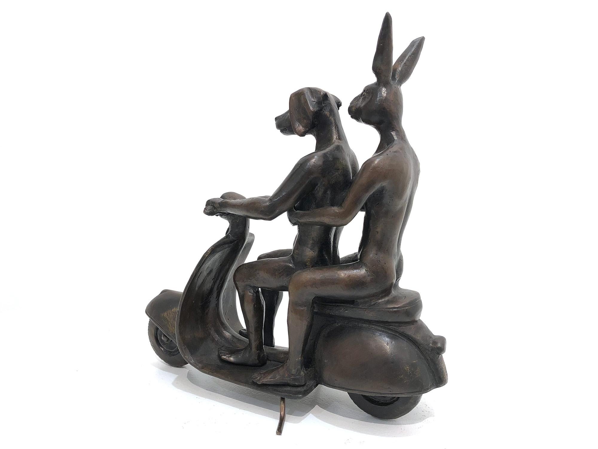 Ils étaient les authentiques cavaliers Vespa à Rome (bronze avec patine bronze foncé) - Contemporain Sculpture par Gillie and Marc Schattner