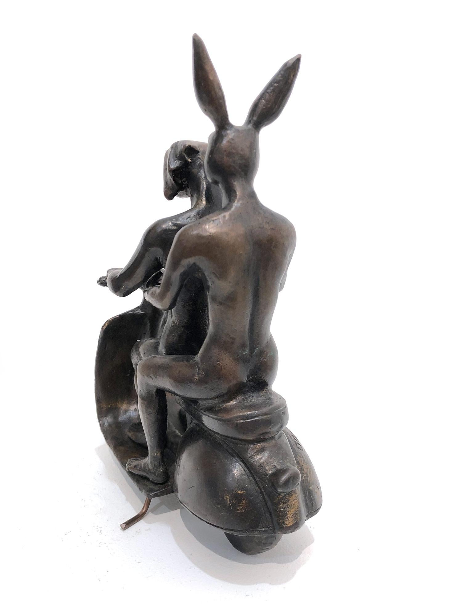 Ils étaient les authentiques cavaliers Vespa à Rome (bronze avec patine bronze foncé) - Or Abstract Sculpture par Gillie and Marc Schattner