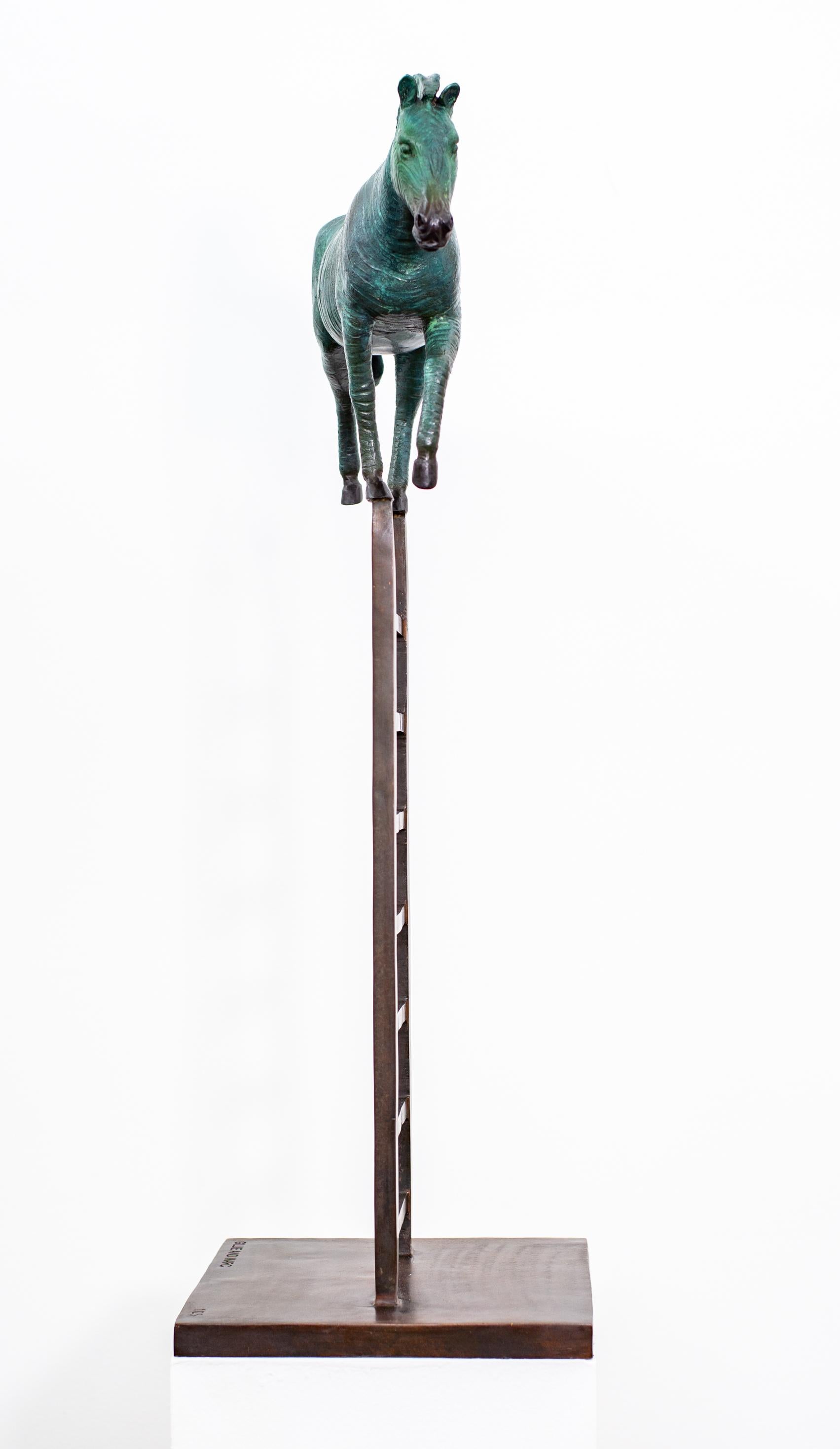 Zebra Reaches New Heights 1/15 - figurative, verspielte Bronzeskulptur, Tischskulptur – Sculpture von Gillie and Marc Schattner