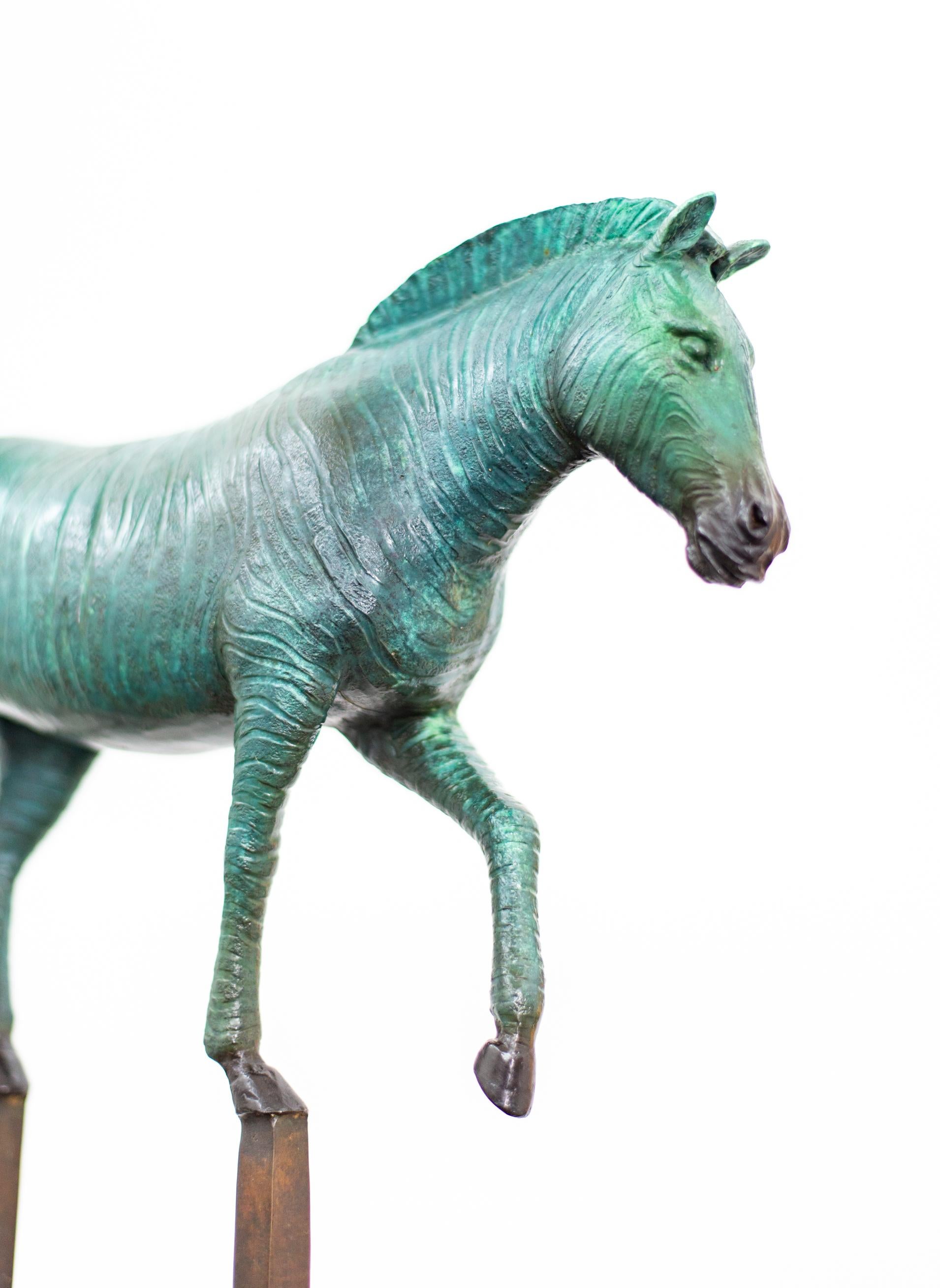 Zebra Reaches New Heights 1/15 - sculpture figurative, ludique, en bronze, plateau de table en vente 3