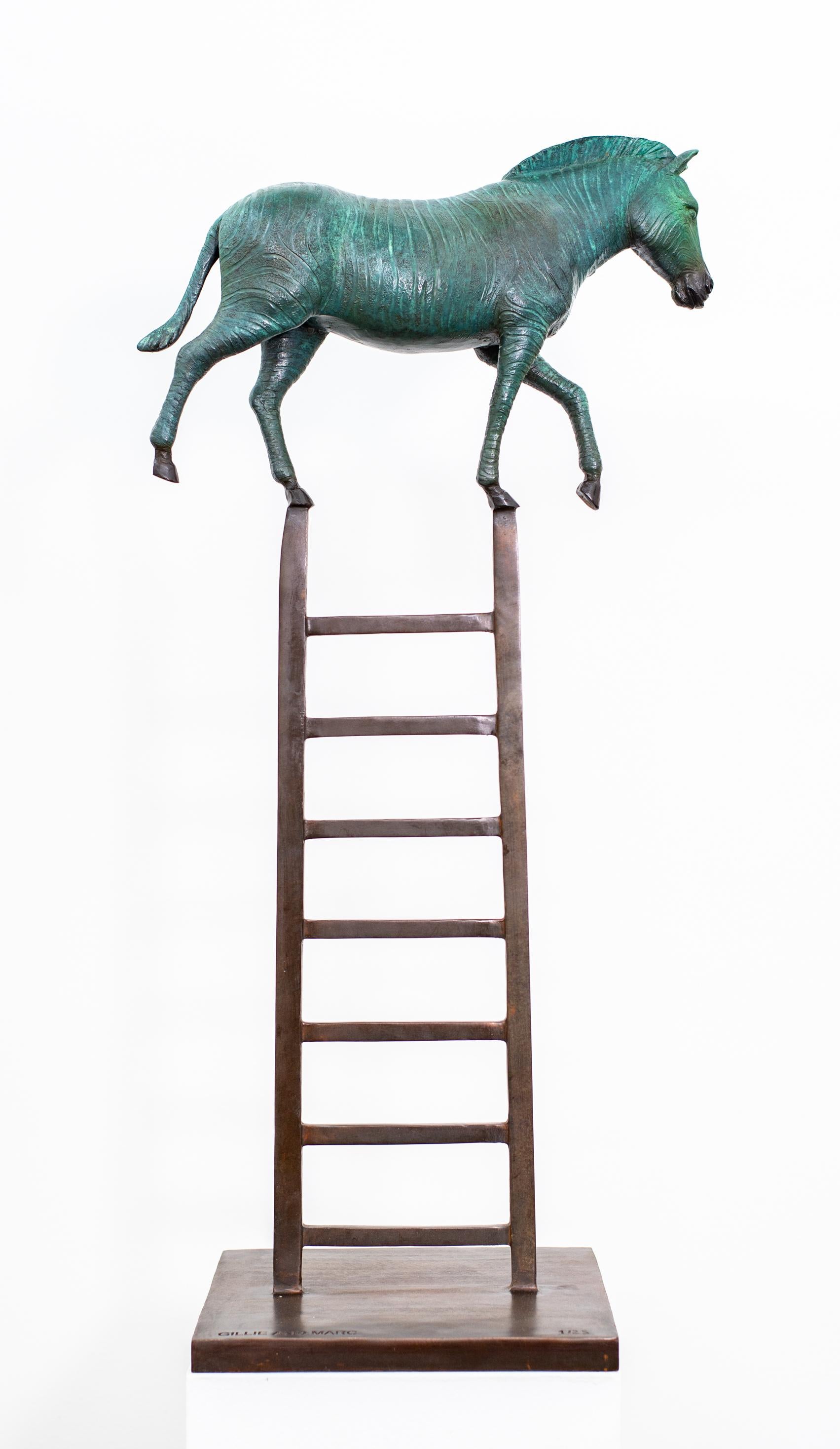 Gillie and Marc Schattner Figurative Sculpture – Zebra Reaches New Heights 1/15 - figurative, verspielte Bronzeskulptur, Tischskulptur