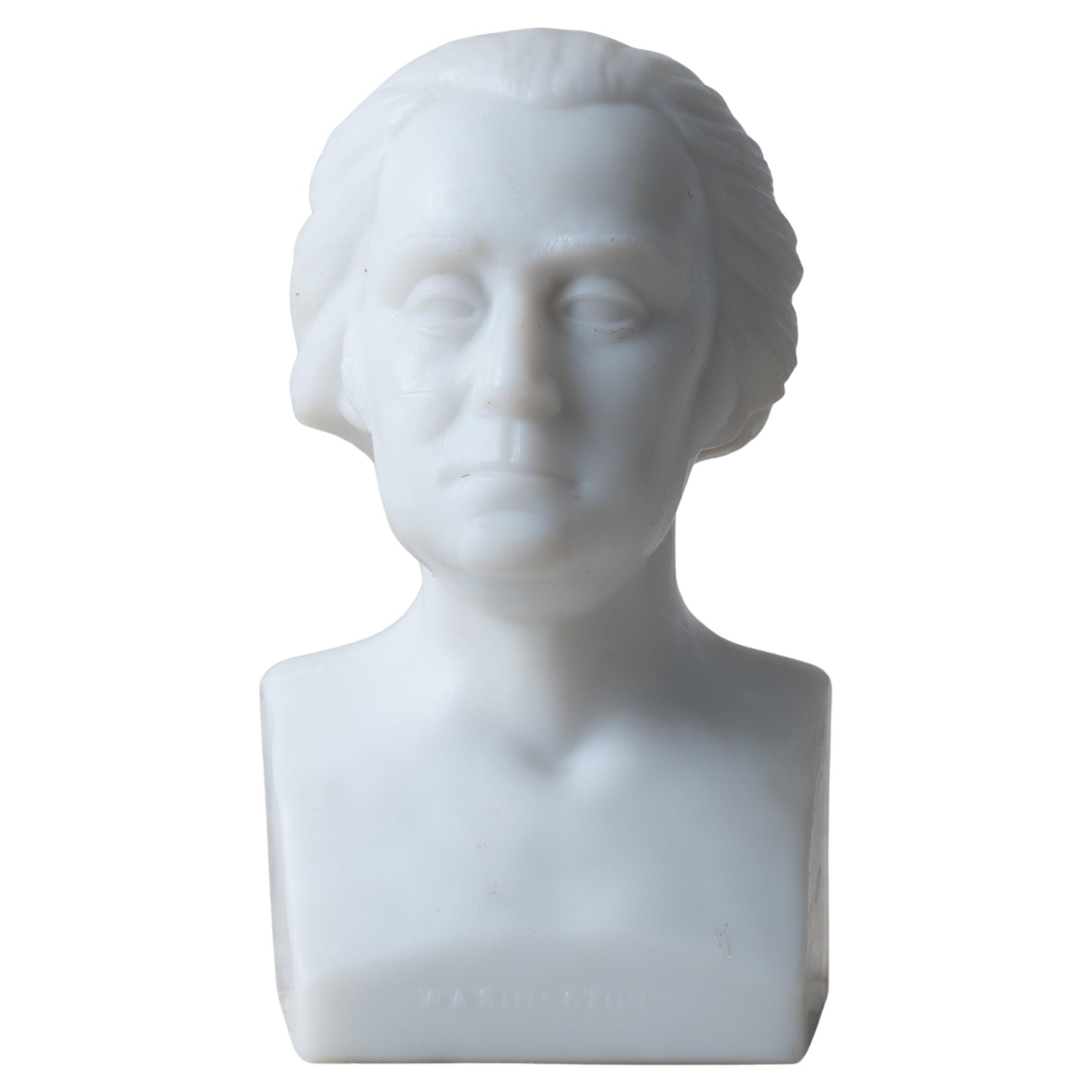 Un busto ritratto di George Washington in vetro al latte di Gillinder & Sons per l'Esposizione del Centenario del 1876 a Filadelfia.

3 ½ pollici di larghezza per 3 ¼ pollici di profondità per 6 pollici di altezza

