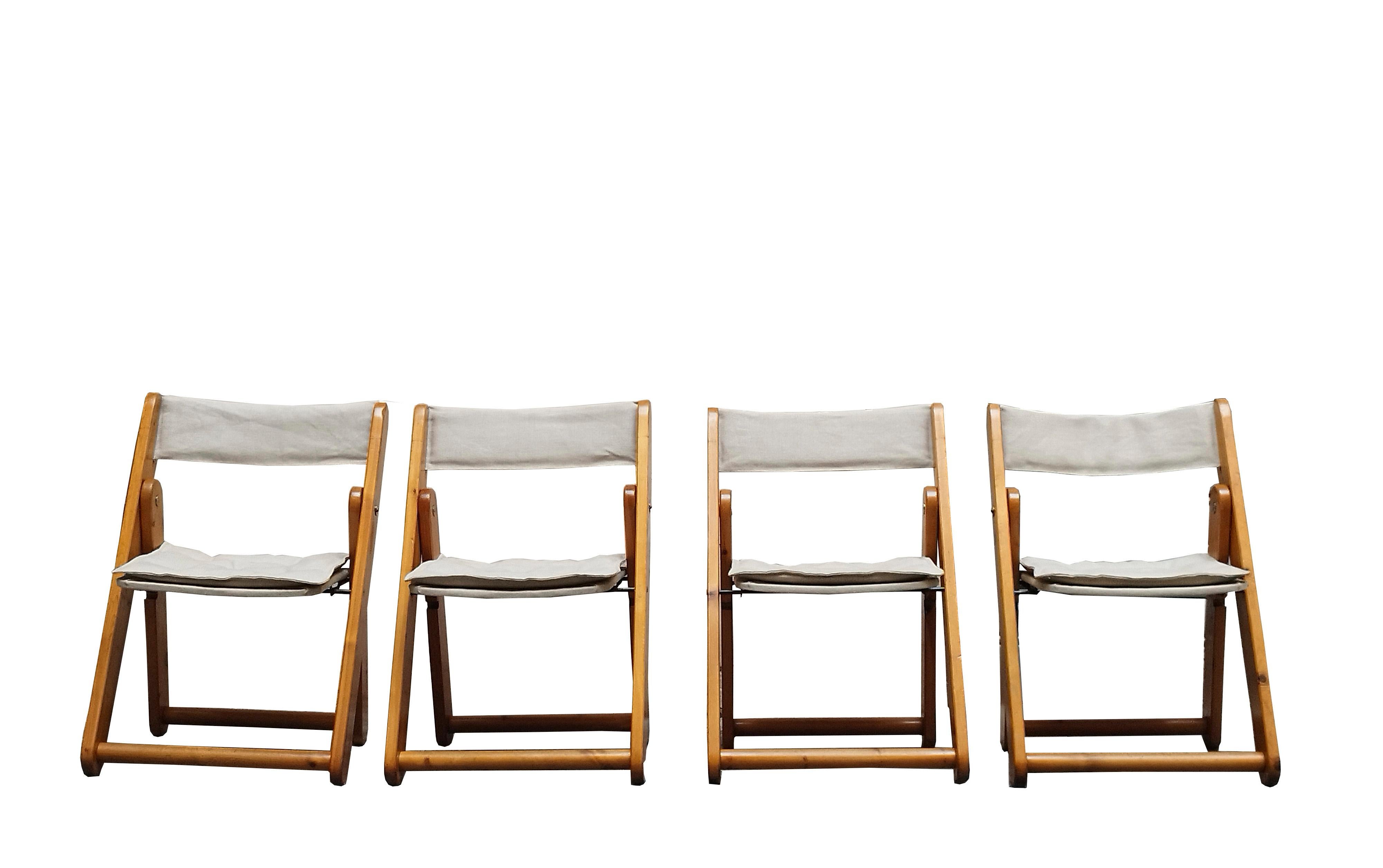The folding chairs designed by Gillis Lundgren for Ikea come from Sweden in the 1970s. The Kon Tiki model belongs to the garden furniture series introduced by IKEA in 1974. Their timeless design makes them a perfect match for the living room, dining