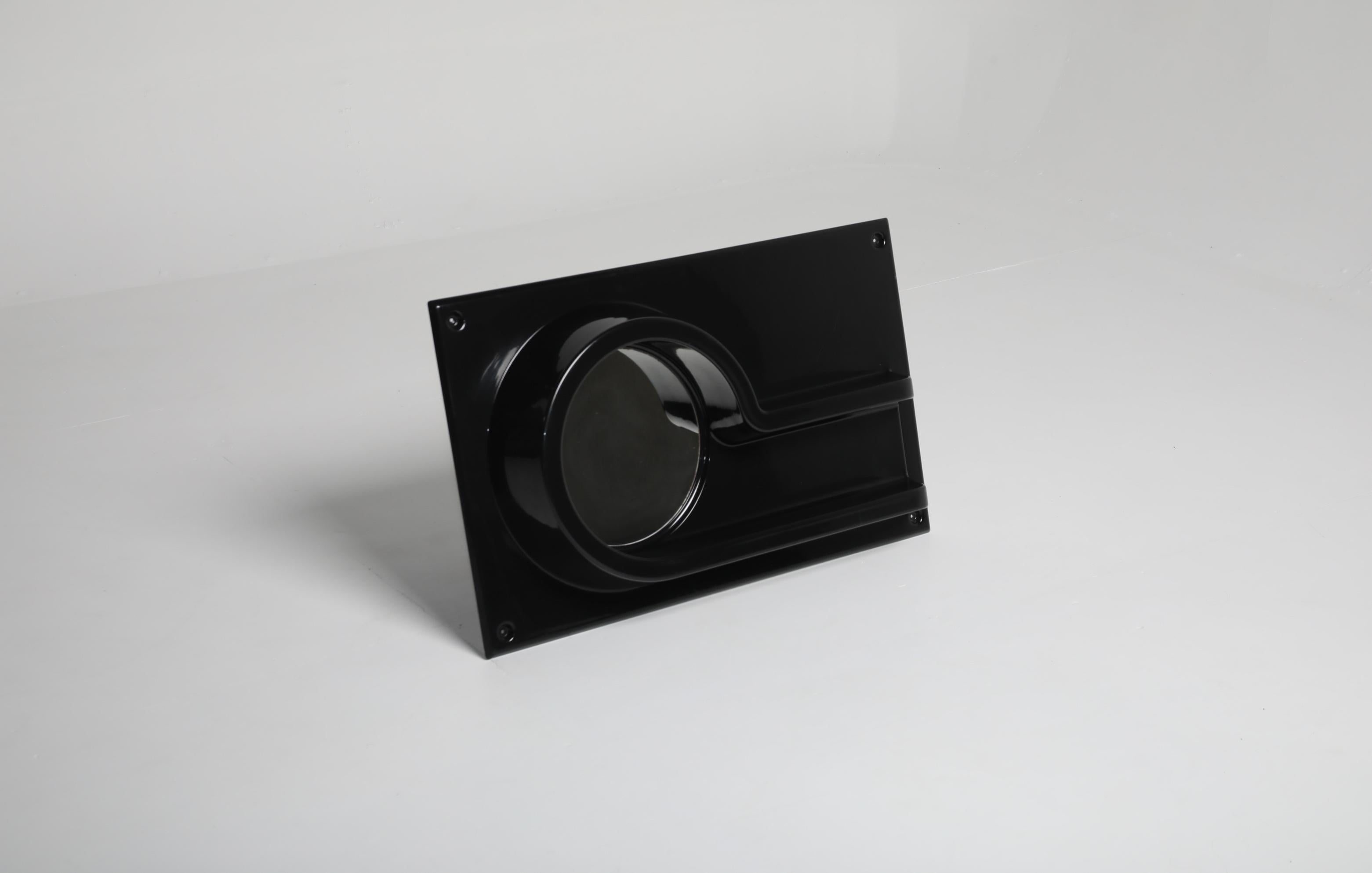 Wandspiegel, entworfen von Gillis Lundgren für IKEA, Schweden, 1960-70er Jahre. Das Stück ist aus geformtem ABS-Kunststoff hergestellt und verfügt über einen runden Spiegel in einem sanft gerundeten Rahmen. Eine integrierte Ablage unterhalb des