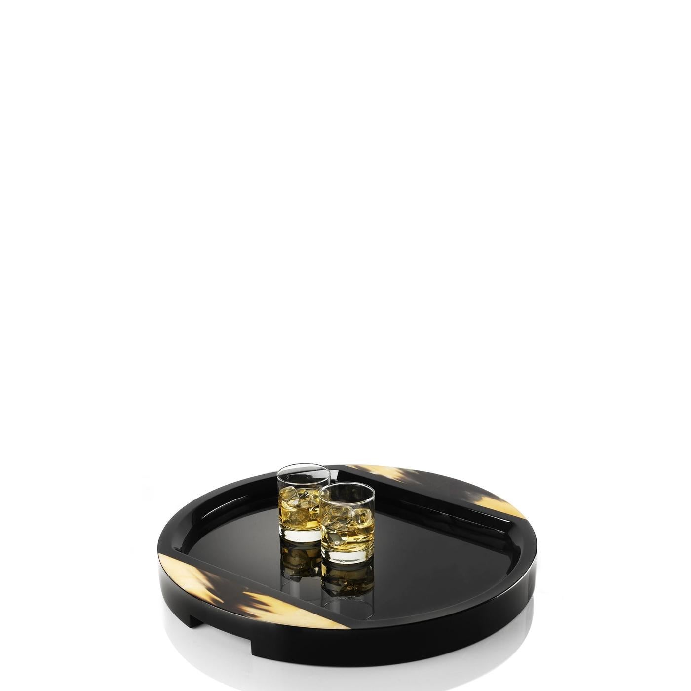With its classic circular shape, Gillo wooden tray evokes a timeless glamour. Perfect for serving drinks and delicacies, this piece stands out for its mesmerizing Corno Italiano accents, adding character to the black-lacquered glossy finish of the