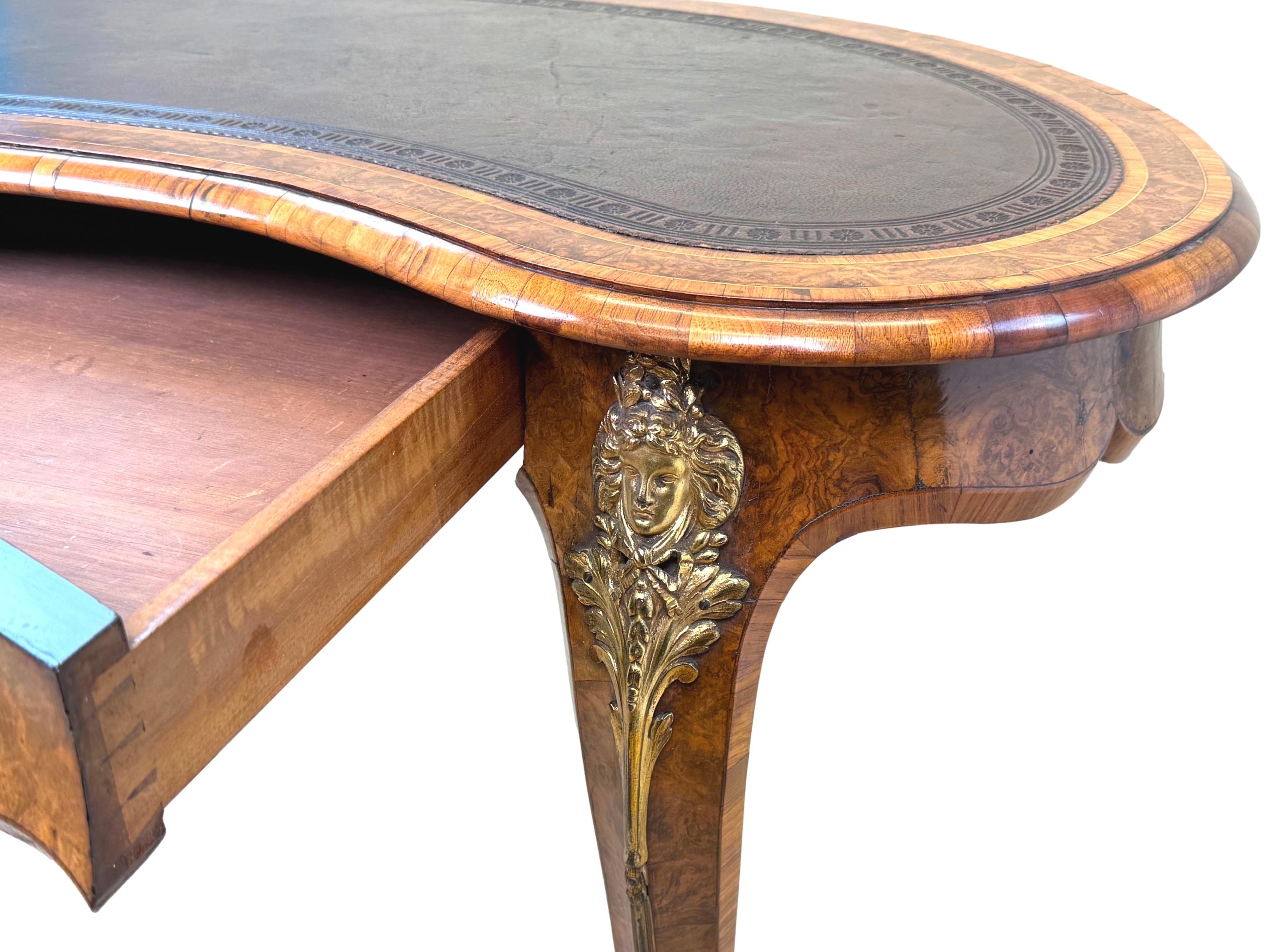 Table à écrire Gillow en noyer du 19e siècle en vente 4