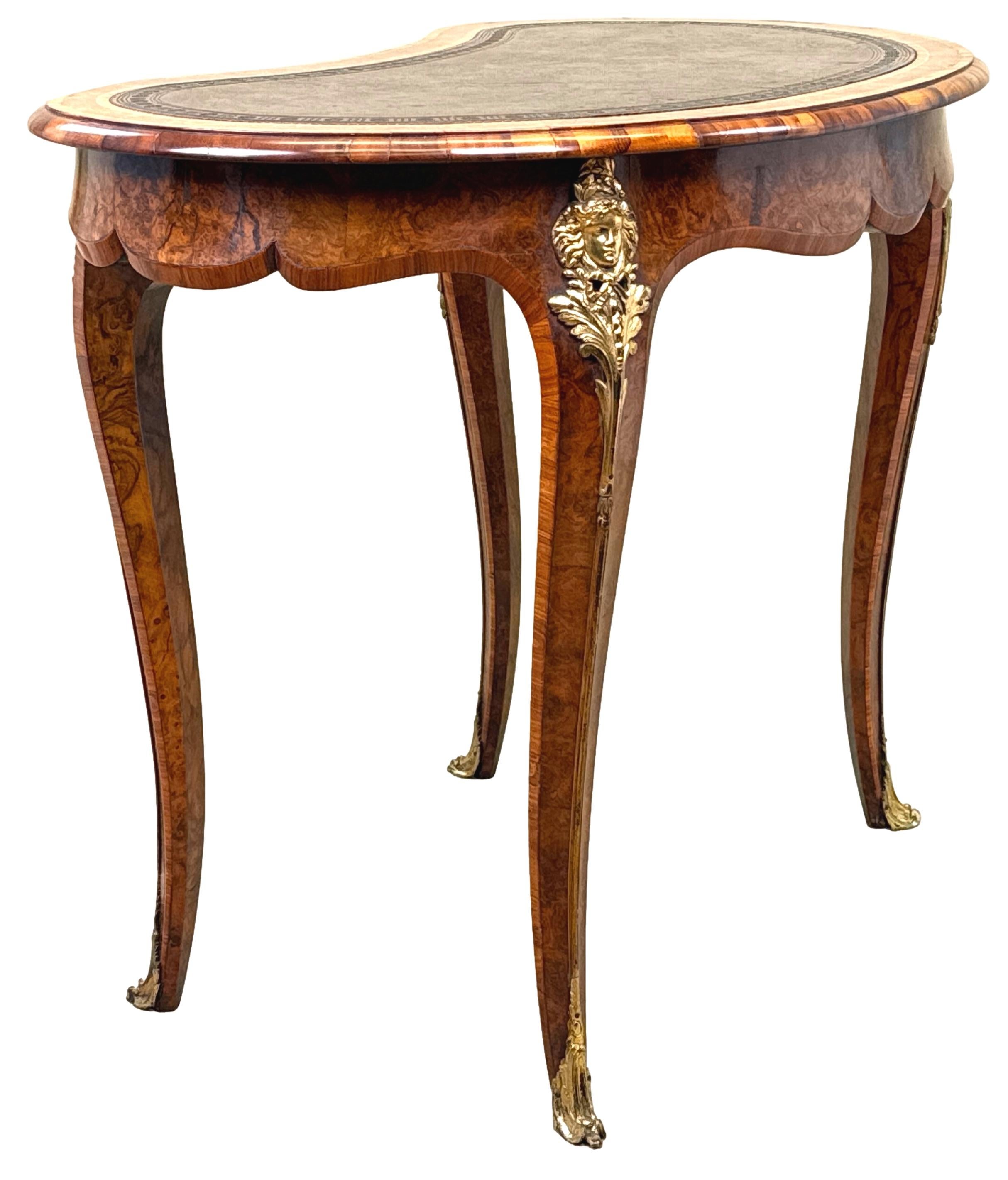 Table à écrire Gillow en noyer du 19e siècle en vente 6