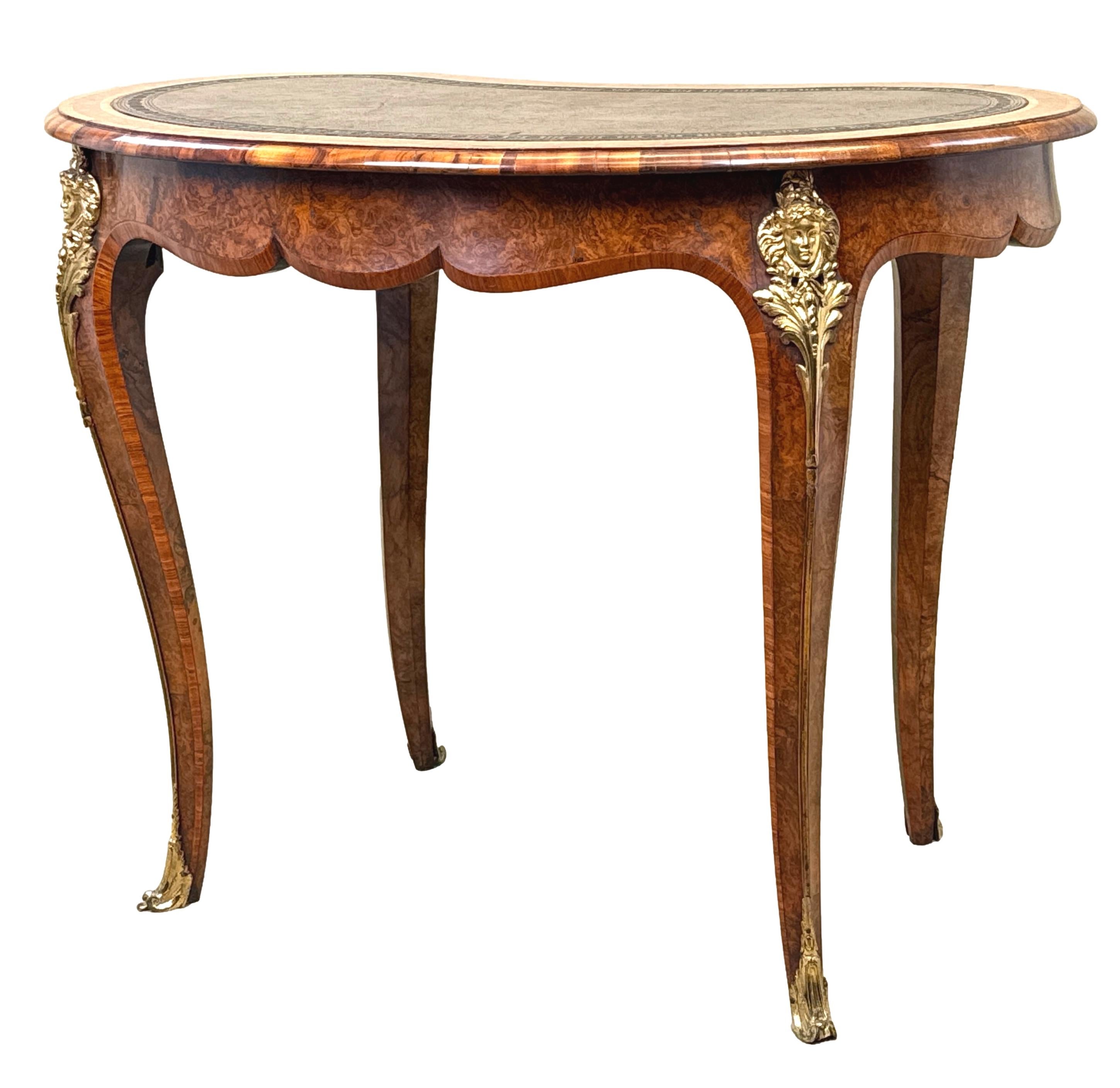Table à écrire Gillow en noyer du 19e siècle en vente 7
