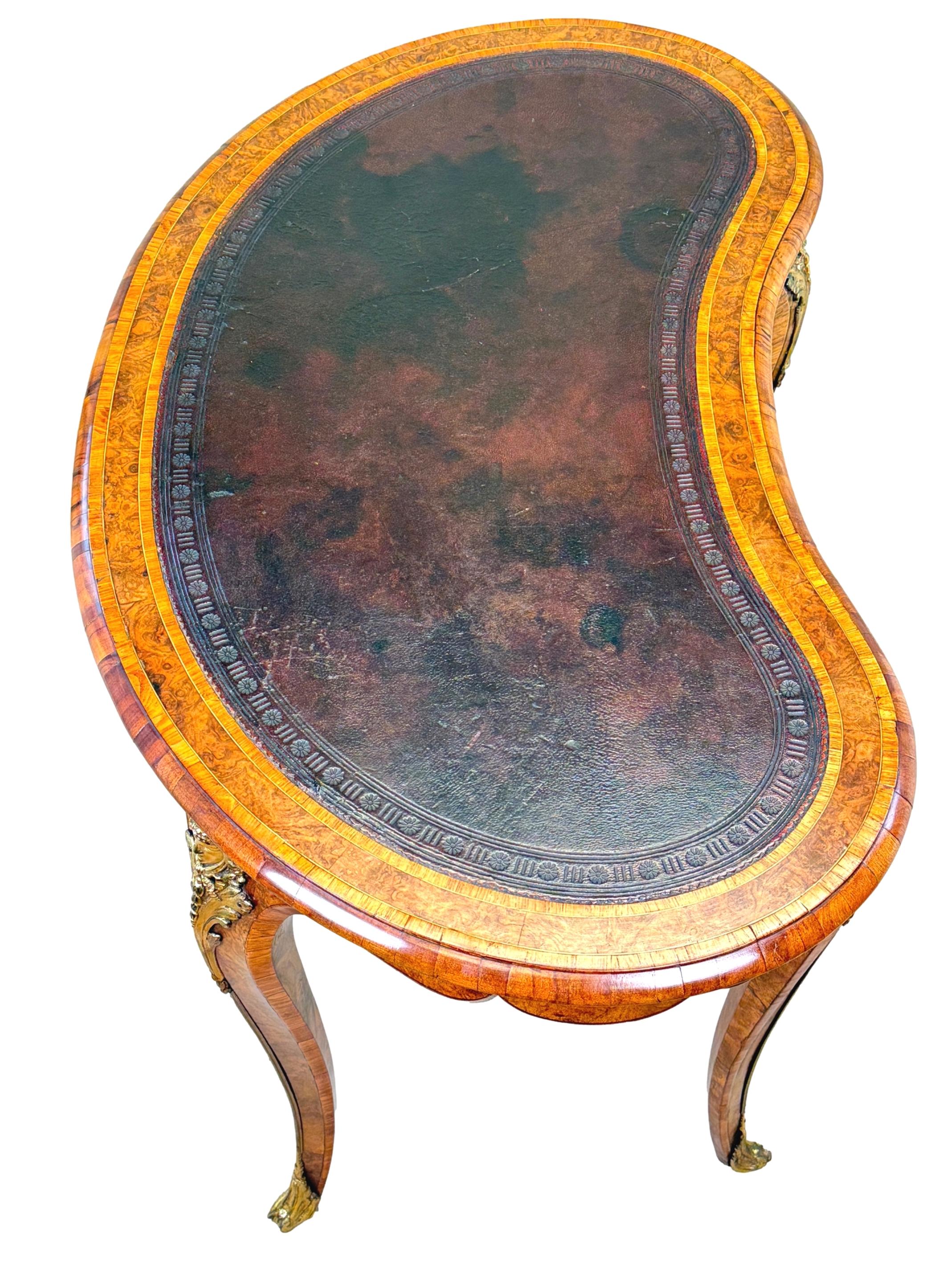 Victorien Table à écrire Gillow en noyer du 19e siècle en vente