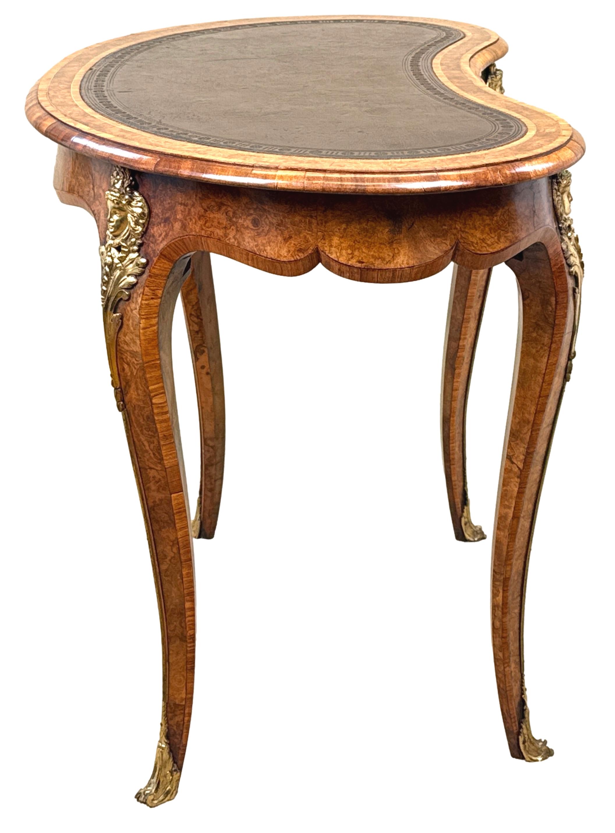 Anglais Table à écrire Gillow en noyer du 19e siècle en vente