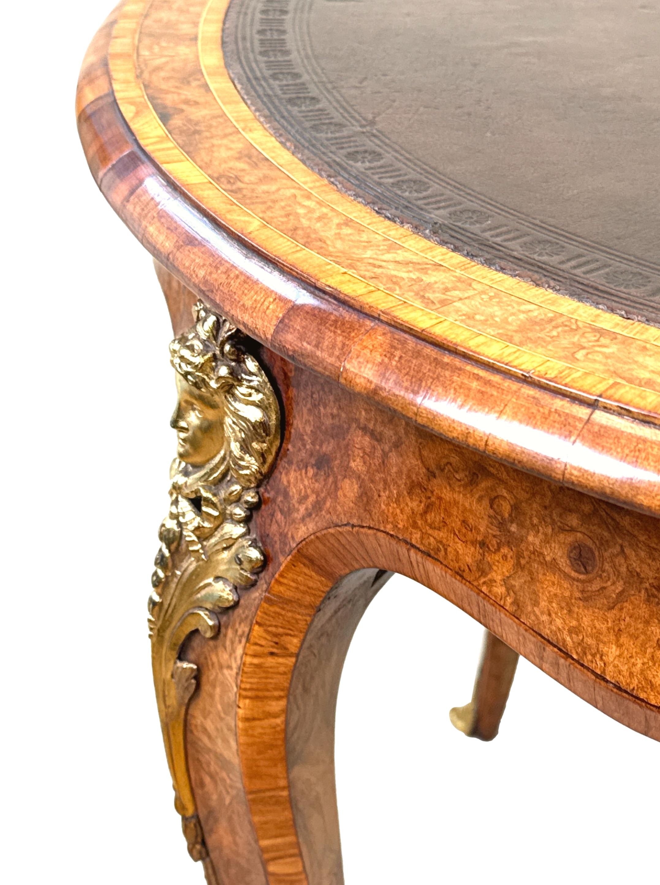 Table à écrire Gillow en noyer du 19e siècle Bon état - En vente à Bedfordshire, GB