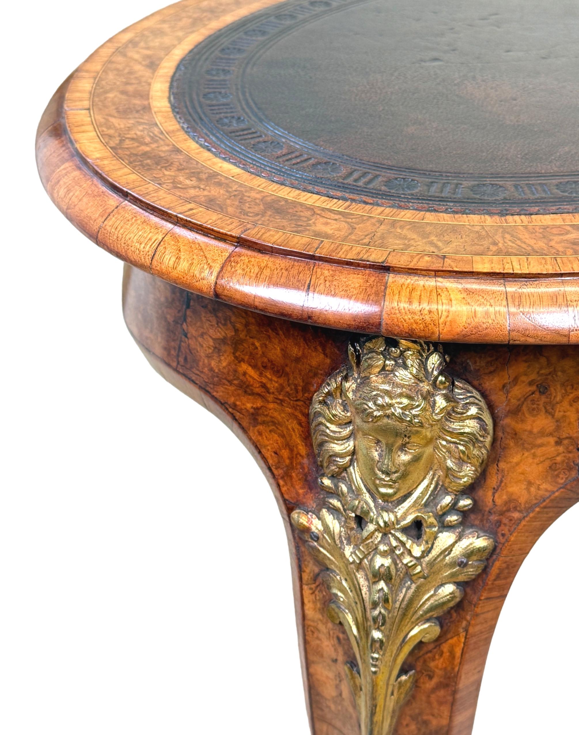 XIXe siècle Table à écrire Gillow en noyer du 19e siècle en vente