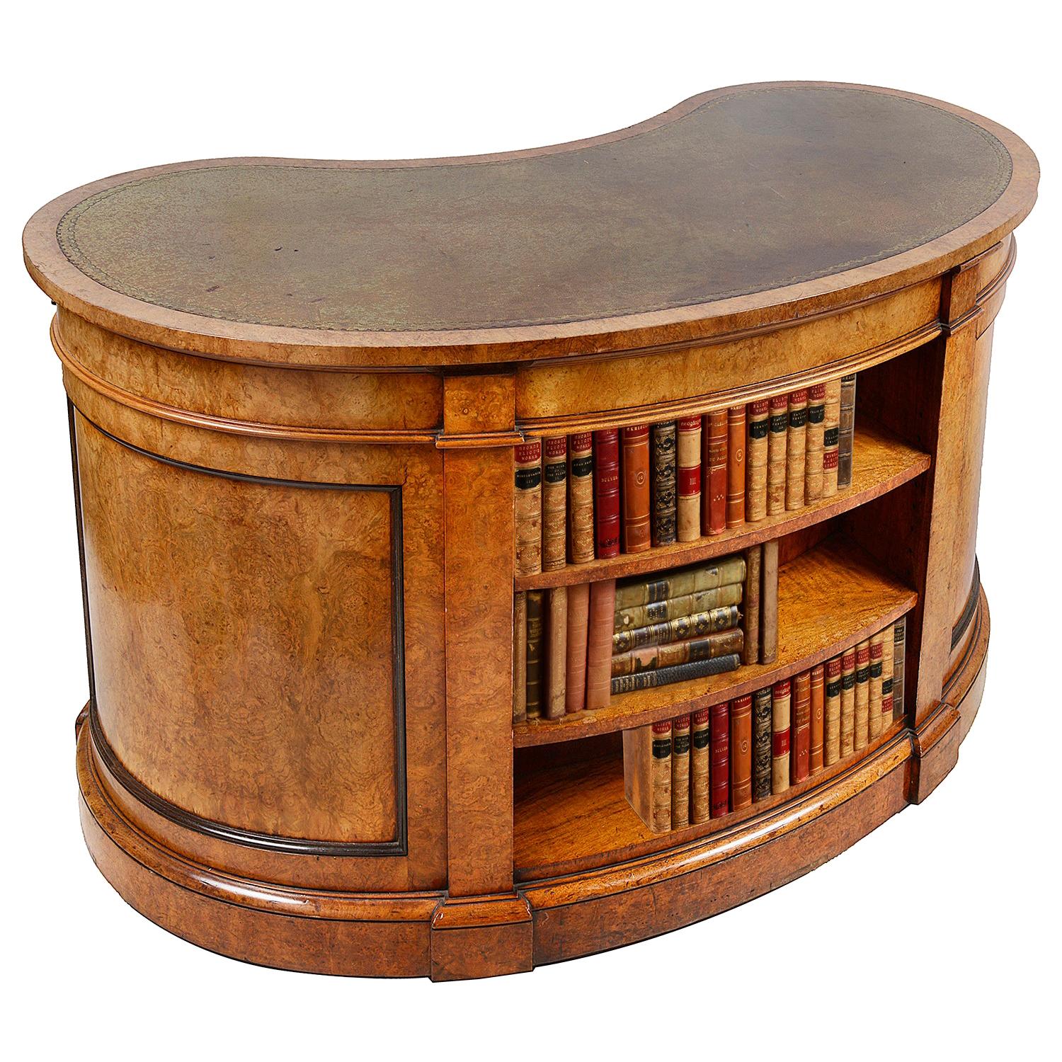 Scrivania con piedistallo in noce figurato a forma di rene, di ottima qualità, con piano in pelle lavorata, undici cassetti graduati rivestiti in mogano con maniglie ad anello in ottone originali, serrature Bramar nel cassetto centrale. Un sistema