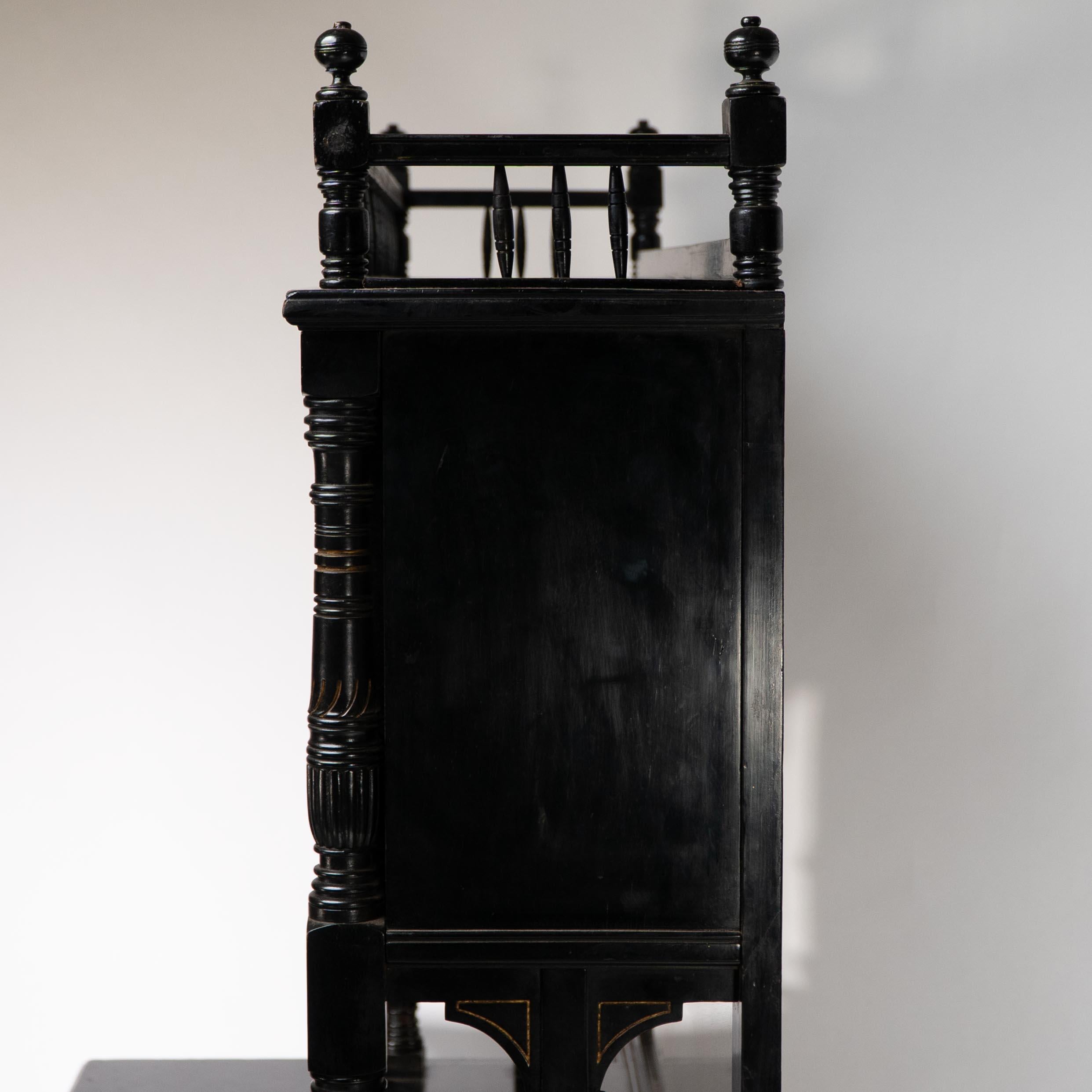 Gillows. Un raffinato mobiletto dell'Aesthetic Movement con pannelli floreali dipinti a mano in vendita 2