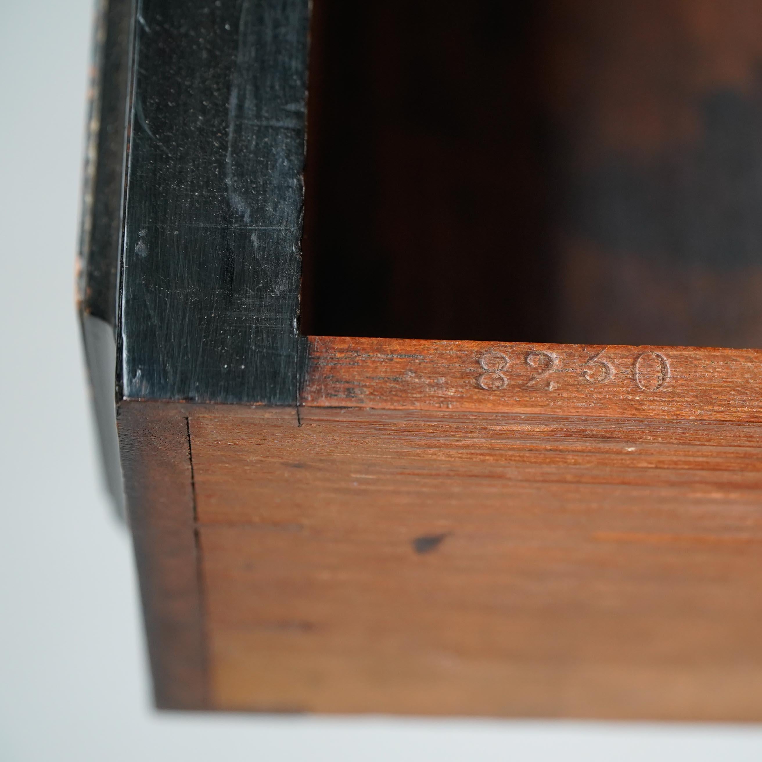 Gillows. Un raffinato mobiletto dell'Aesthetic Movement con pannelli floreali dipinti a mano in vendita 11