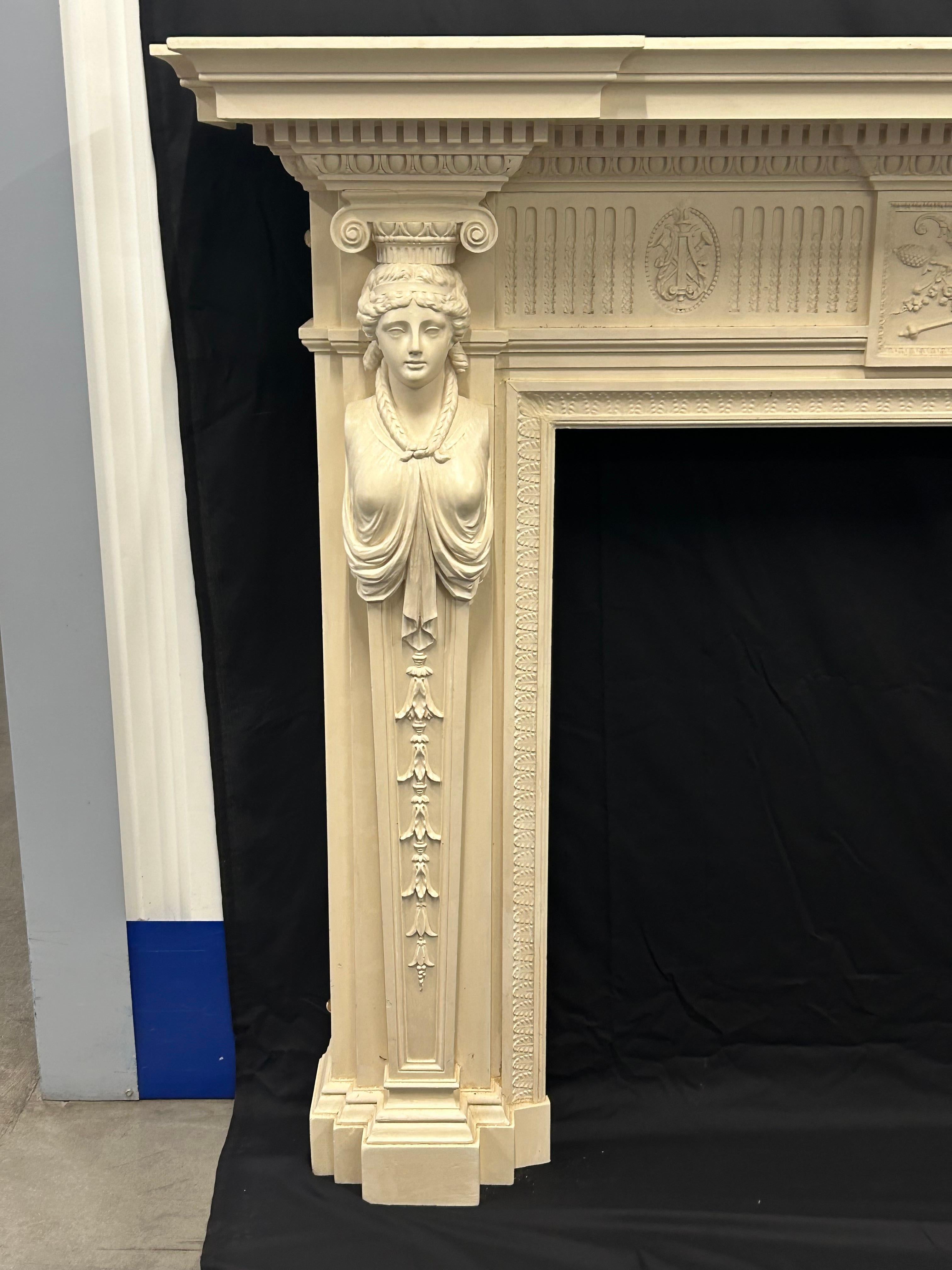 Cheminée en pin et gesso de style George III, 19e siècle, signée par Gillow & Co. À l'origine, il s'agissait de la maison familiale des Gardens Coombe Lodge, rebaptisée par la suite  Coombe Park, construit par John Foster en 1881, est un manoir