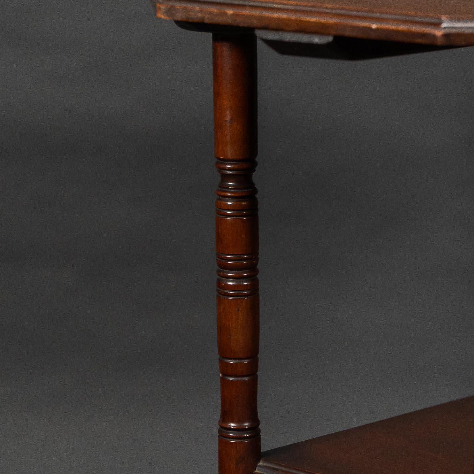 Gillows, attri. Stil von E. W. Godwin. Aesthetic Movement Zweistufiger Beistelltisch im Angebot 4