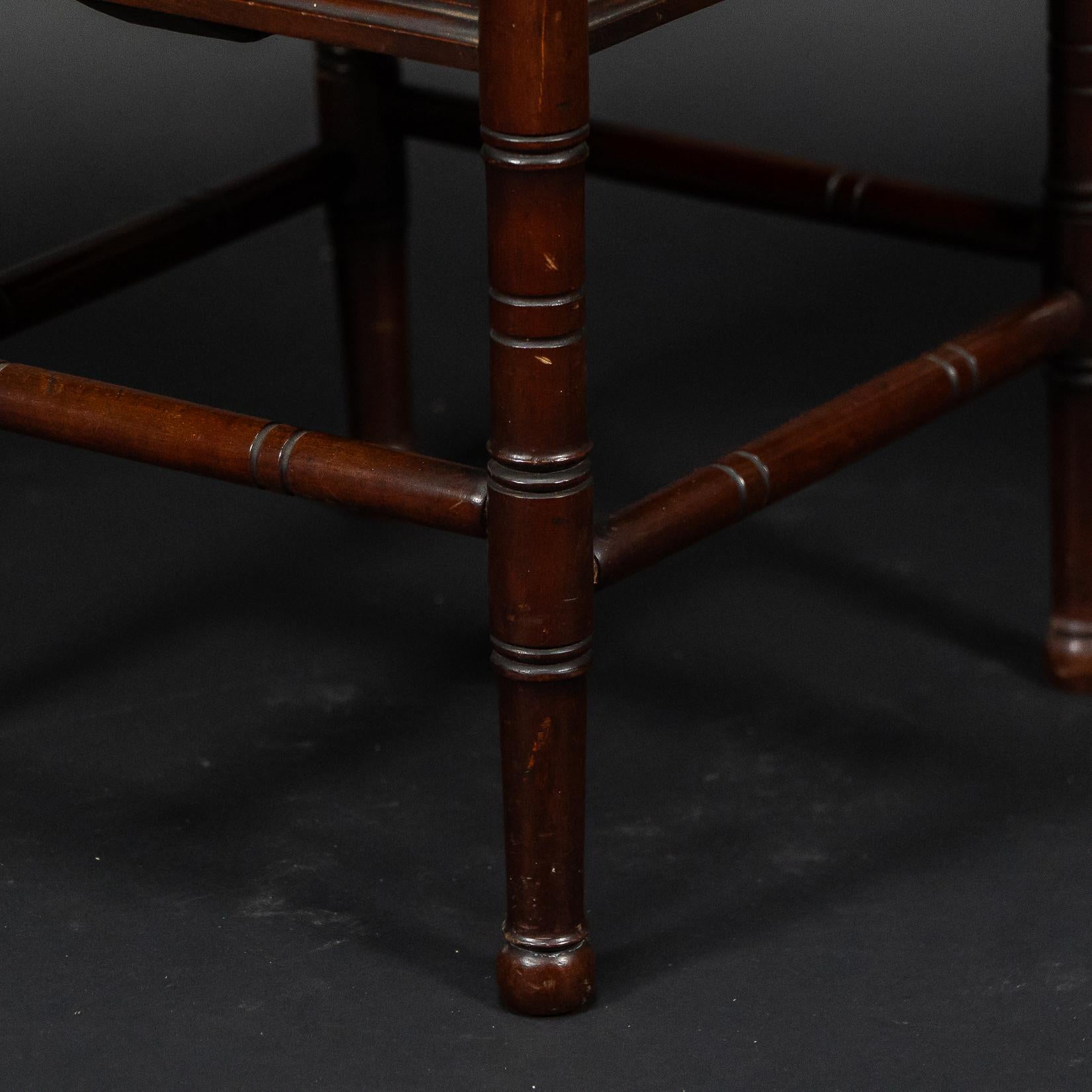 Gillows, attri. Stil von E. W. Godwin. Aesthetic Movement Zweistufiger Beistelltisch im Angebot 6