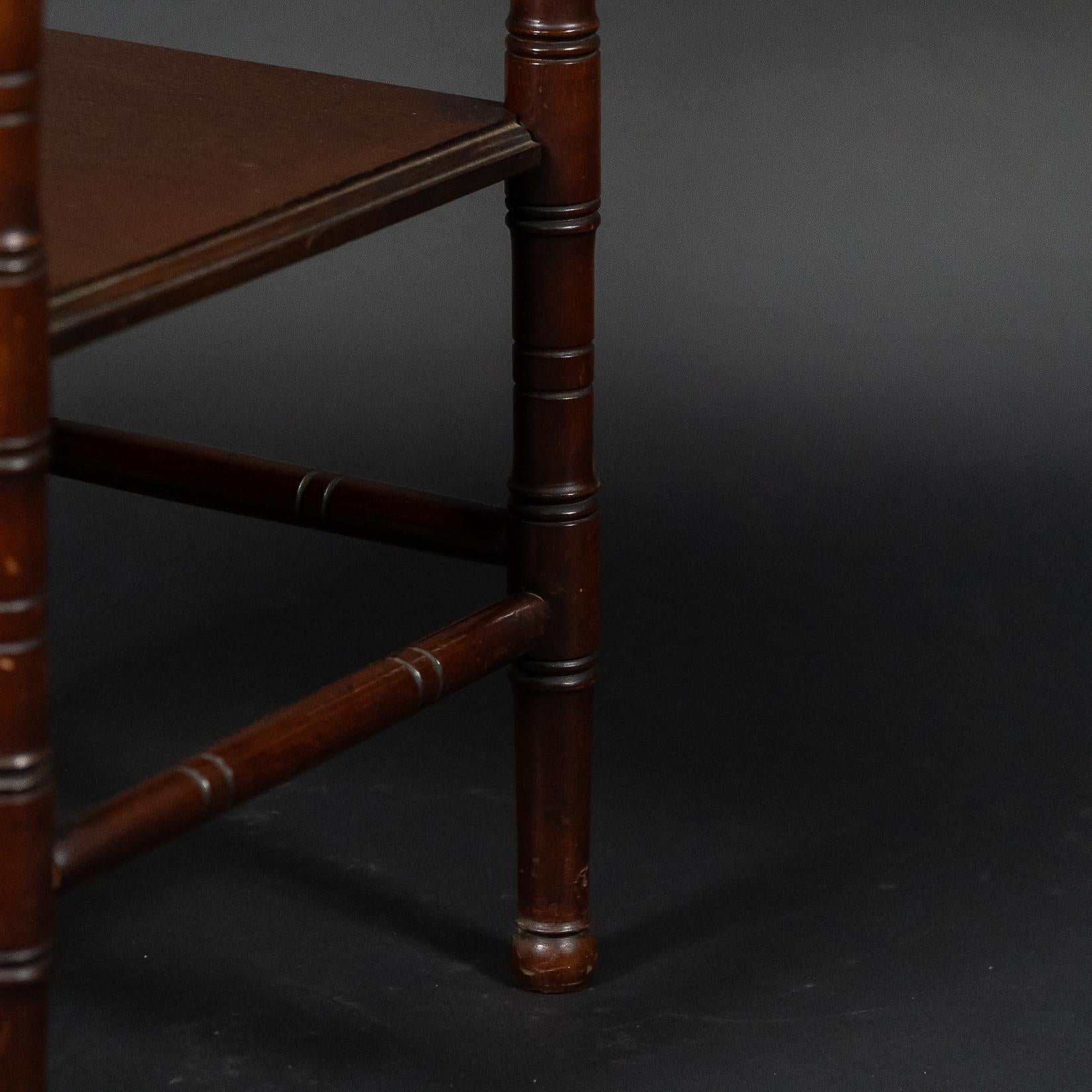 Gillows, attri. Stil von E. W. Godwin. Aesthetic Movement Zweistufiger Beistelltisch im Angebot 7