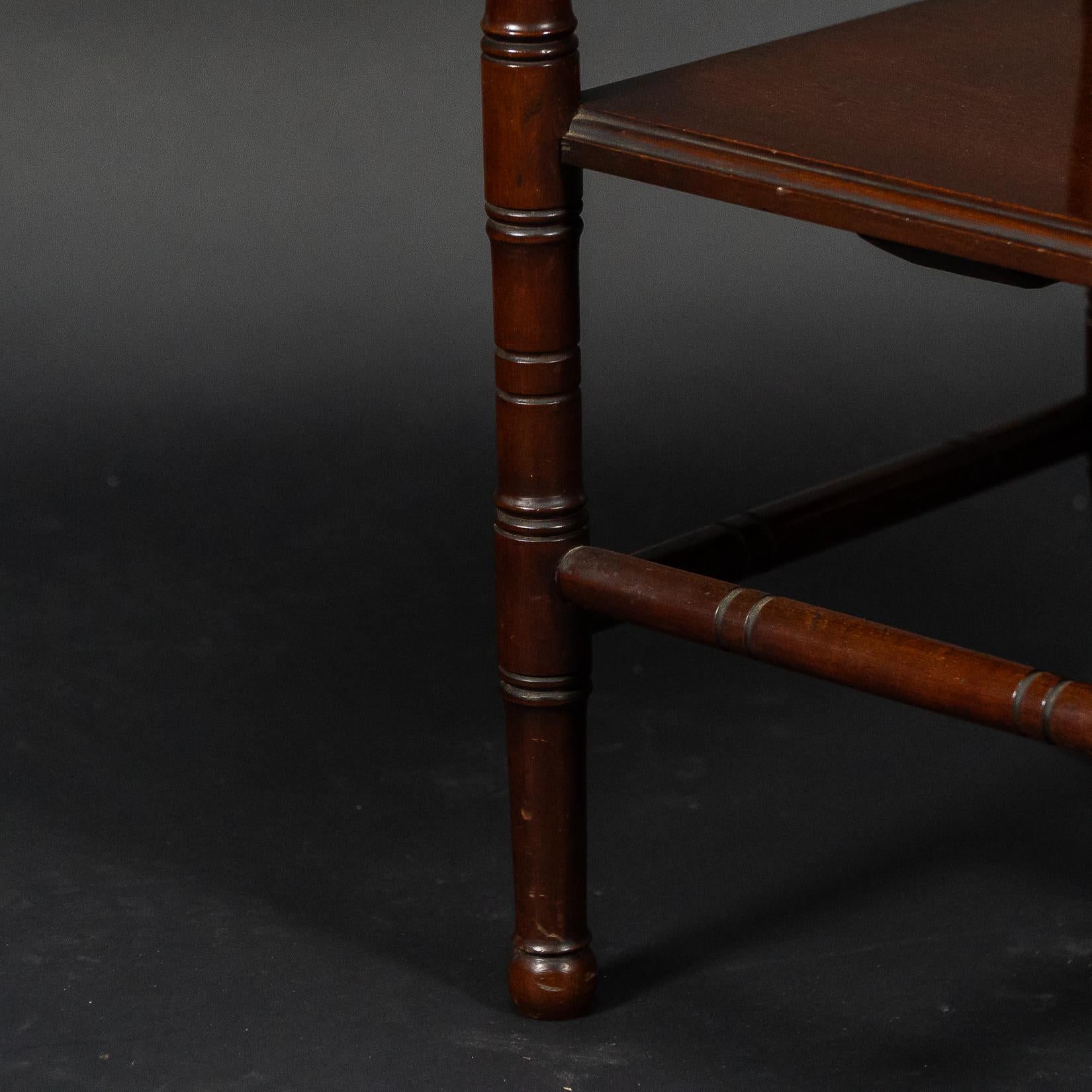 Gillows, attri. Stil von E. W. Godwin. Aesthetic Movement Zweistufiger Beistelltisch im Angebot 8
