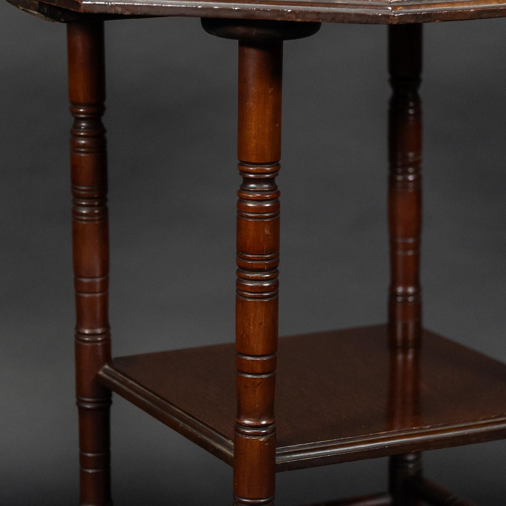 Gillows, attri. Stil von E. W. Godwin. Aesthetic Movement Zweistufiger Beistelltisch im Angebot 9