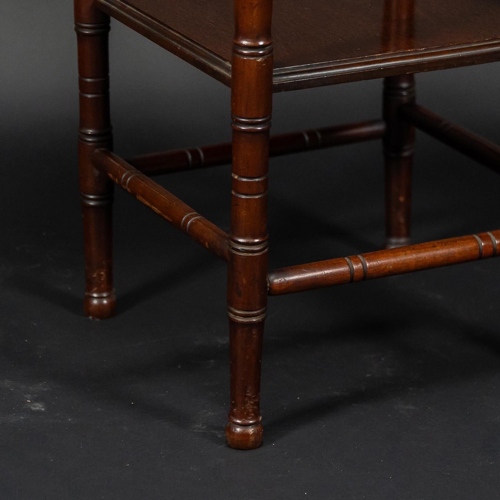 Gillows, attri. Stil von E. W. Godwin. Aesthetic Movement Zweistufiger Beistelltisch im Angebot 10