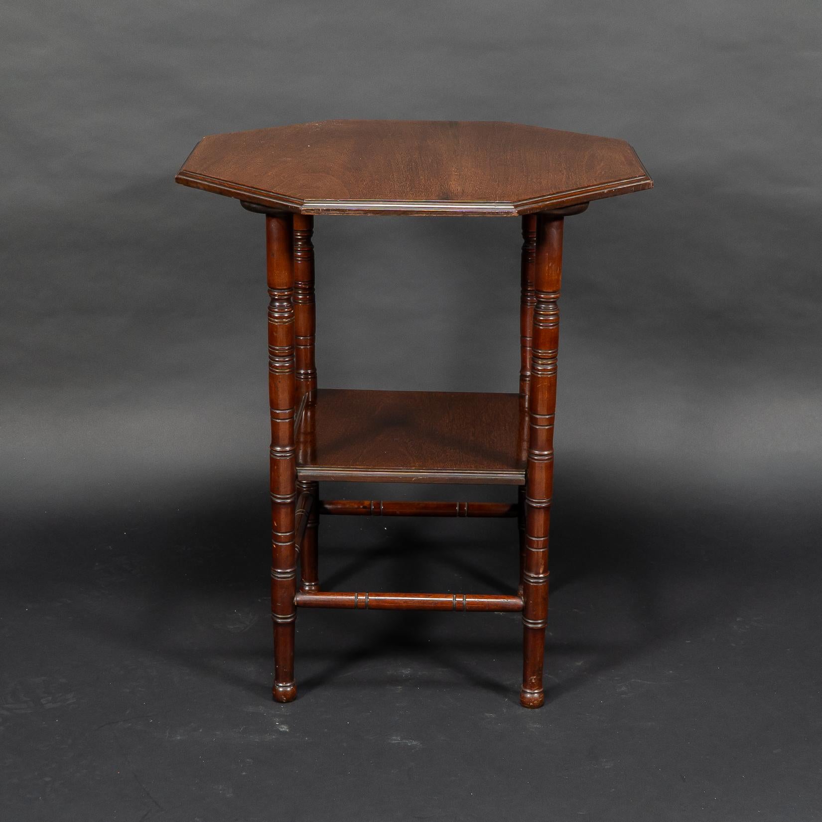 Gillows, attri. Stil von E. W. Godwin. Aesthetic Movement Zweistufiger Beistelltisch (Ästhetizismus) im Angebot