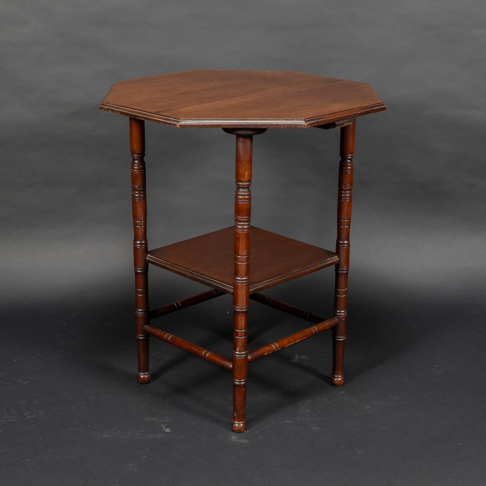 Gillows, attri. Stil von E. W. Godwin. Aesthetic Movement Zweistufiger Beistelltisch (Britisch) im Angebot