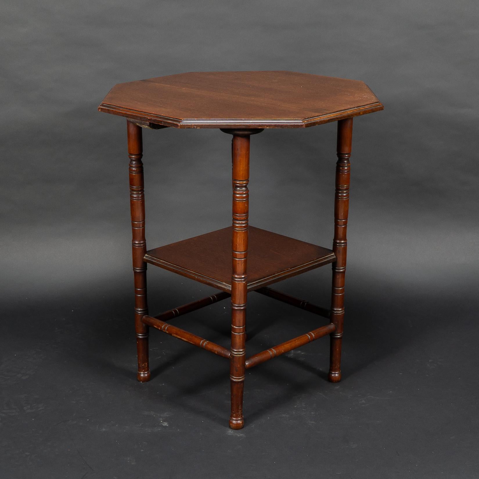 Gillows, attri. Stil von E. W. Godwin. Aesthetic Movement Zweistufiger Beistelltisch im Zustand „Gut“ im Angebot in London, GB