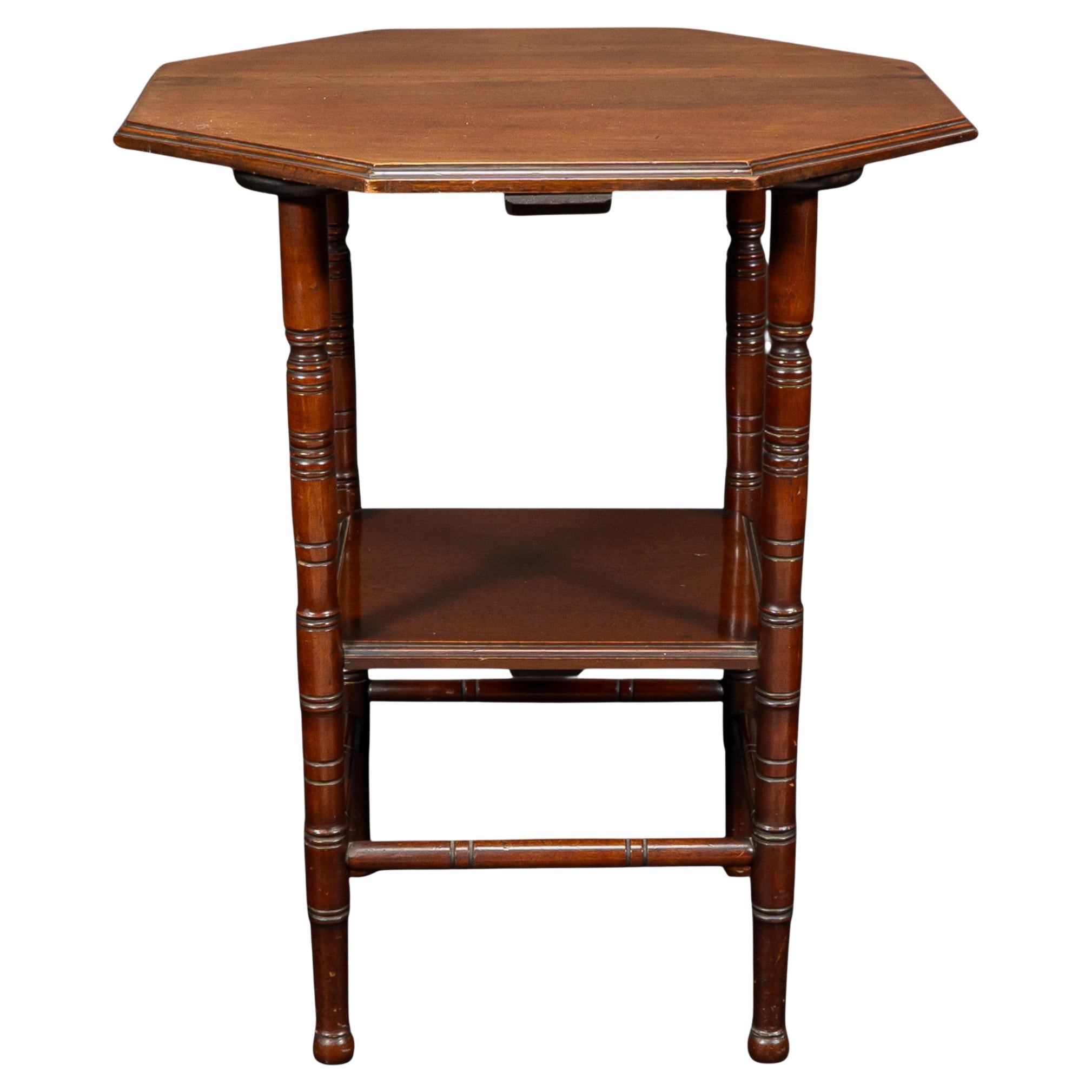 Gillows, attri. Stil von E. W. Godwin. Aesthetic Movement Zweistufiger Beistelltisch im Angebot