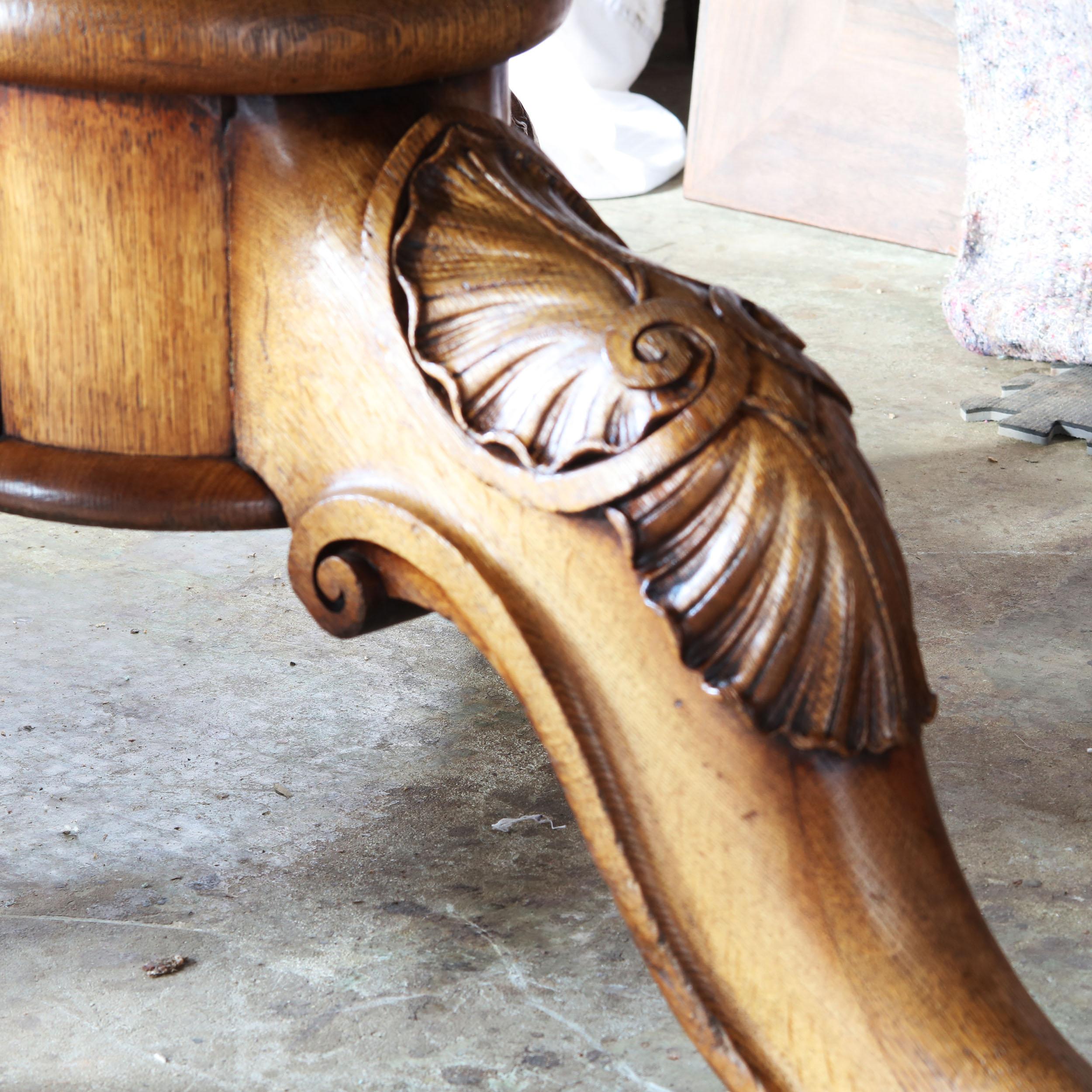 Ein fabelhafter und mächtiger Mitteltisch aus der Mitte des 19. Jahrhunderts aus gesägter Eiche, jetzt mit maßgefertigten, ausziehbaren Blättern aus Corian, die auf den originalen Auszugsträgern ruhen. Die Platte steht auf einem massiven Sockel mit