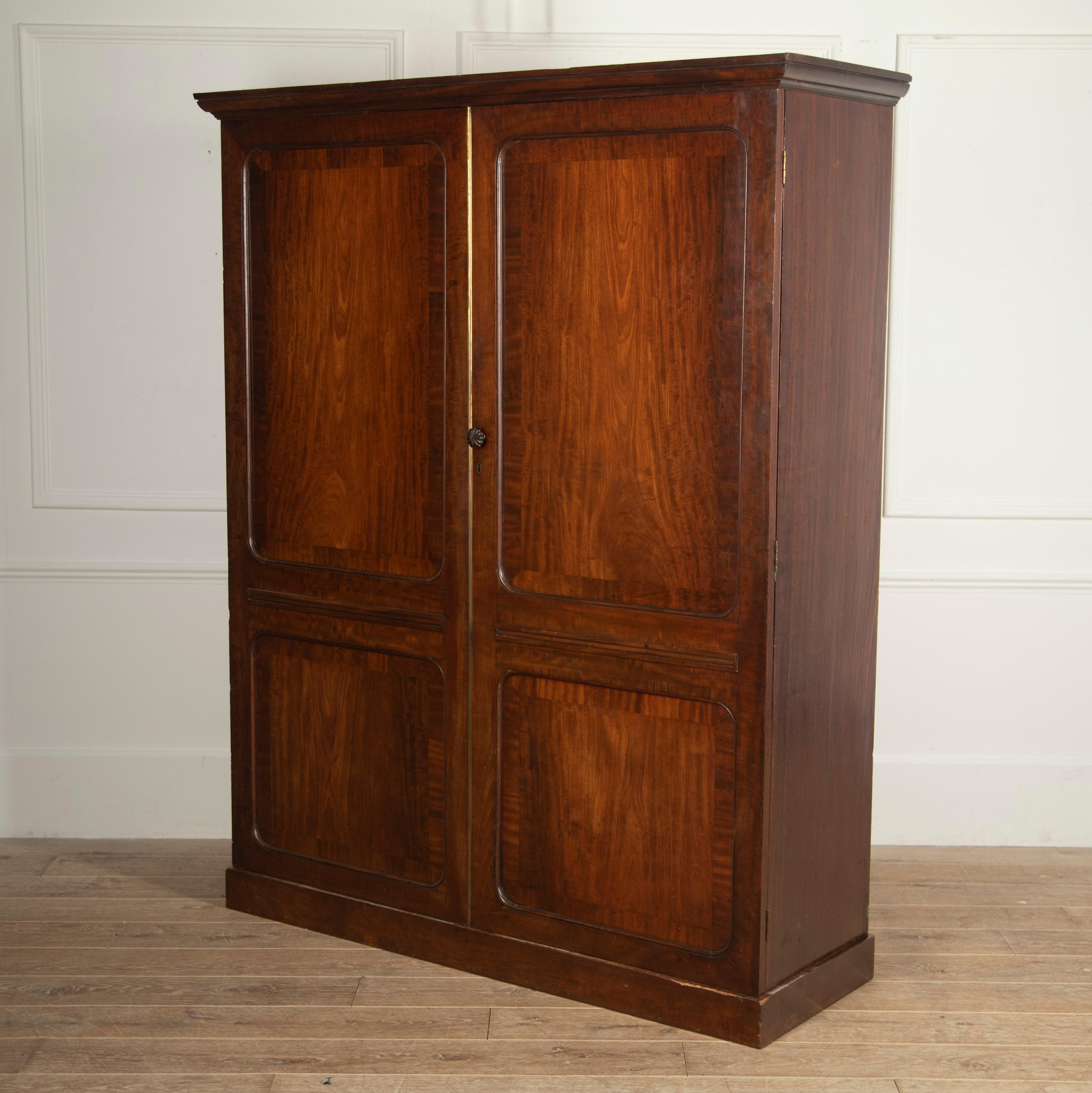 Stunning George IV period mahogany gentleman's wardrobe, attributed to Gillows of Lancaster. 

This fine quality piece is of excellent scale and proportions. It features two doors with crossbanded panels and a single ribbed oval handle. 

The