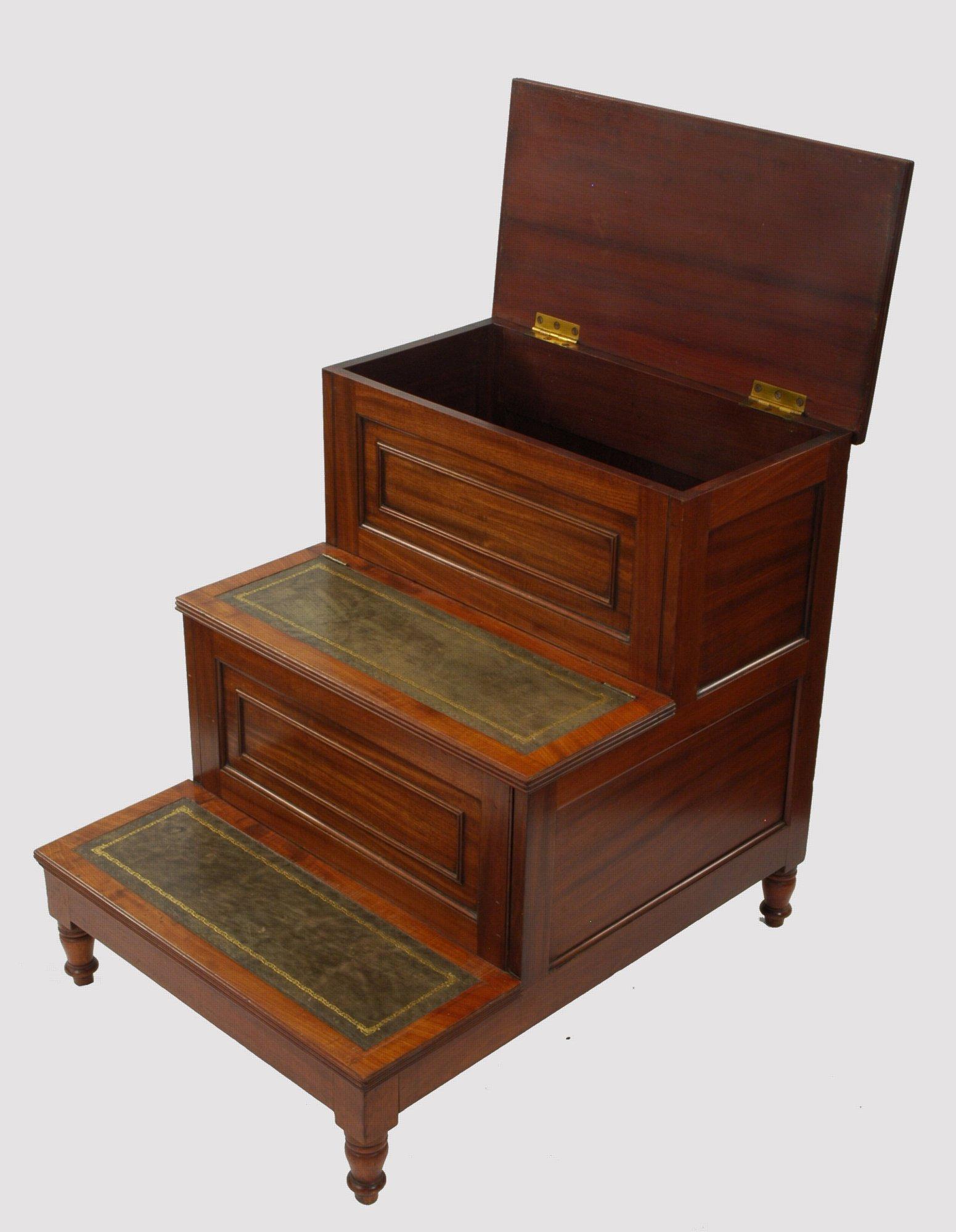 A good set of bed steps that are ideal for use as a bed-side table. Of excellent construction and fine choice of mahogany throughout, with gilt tooled leather-inset treads and reeded moldings over molded paneled fronts on tapering turned feet. The