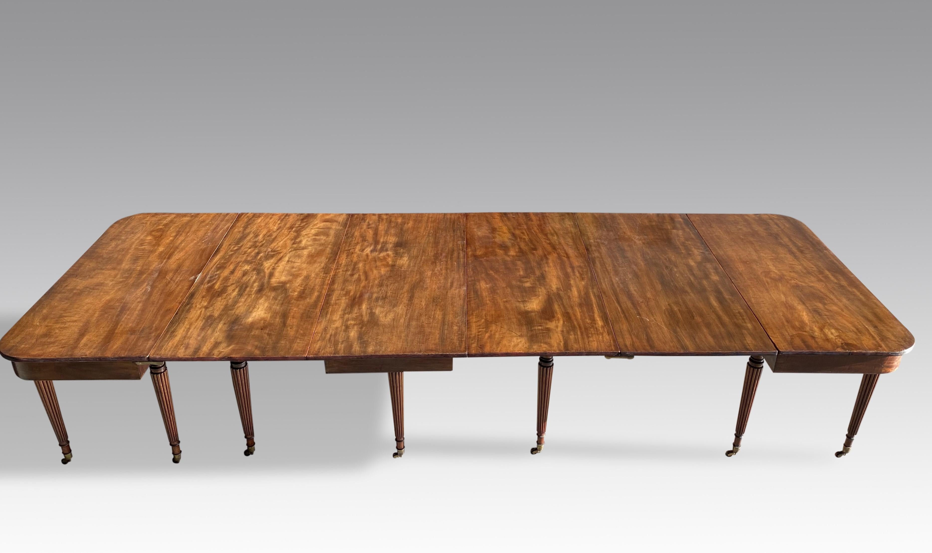 English Gillows Mahogany extending Dining Table For Sale