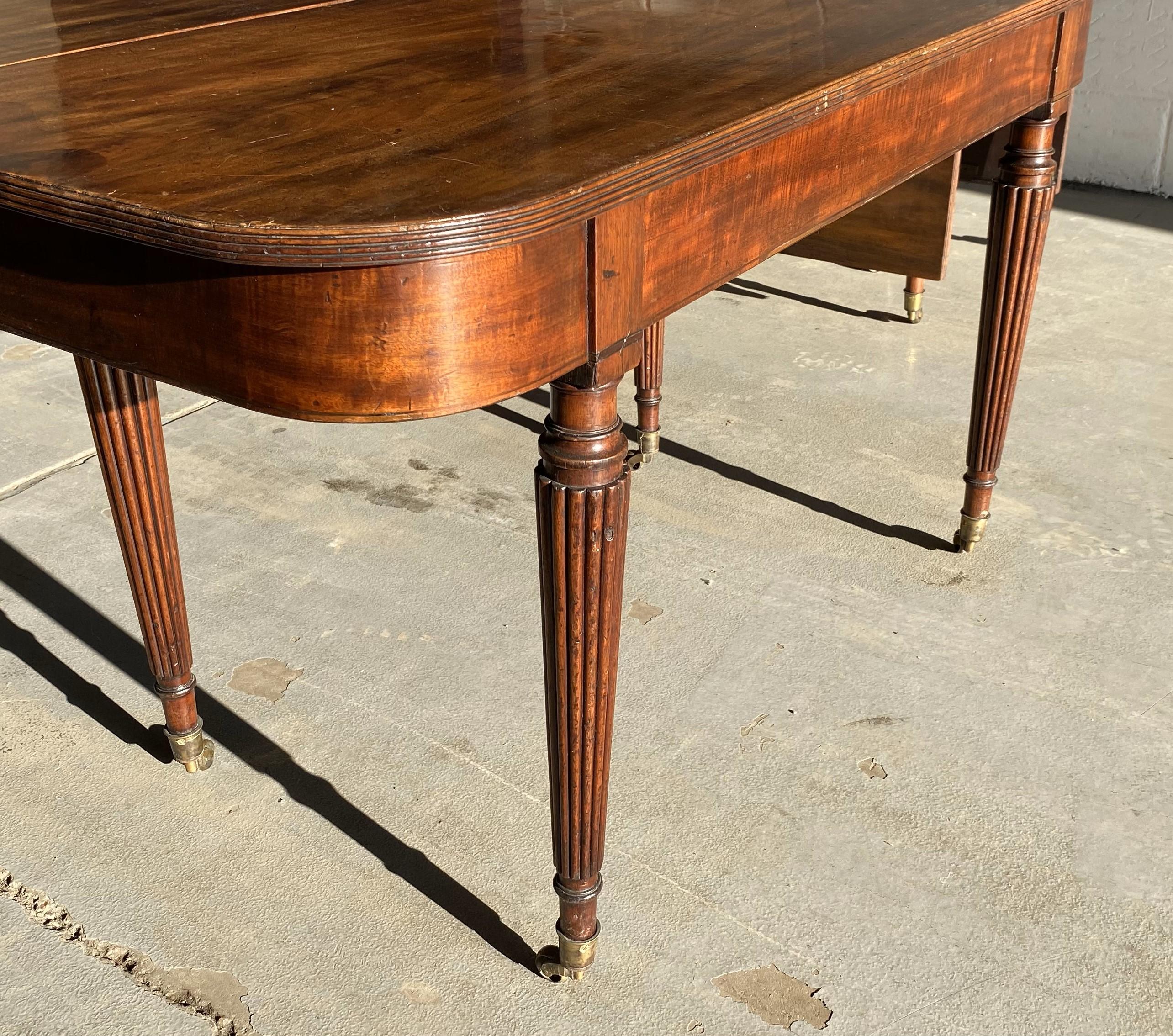 Gillows Mahogany extending Dining Table For Sale 1