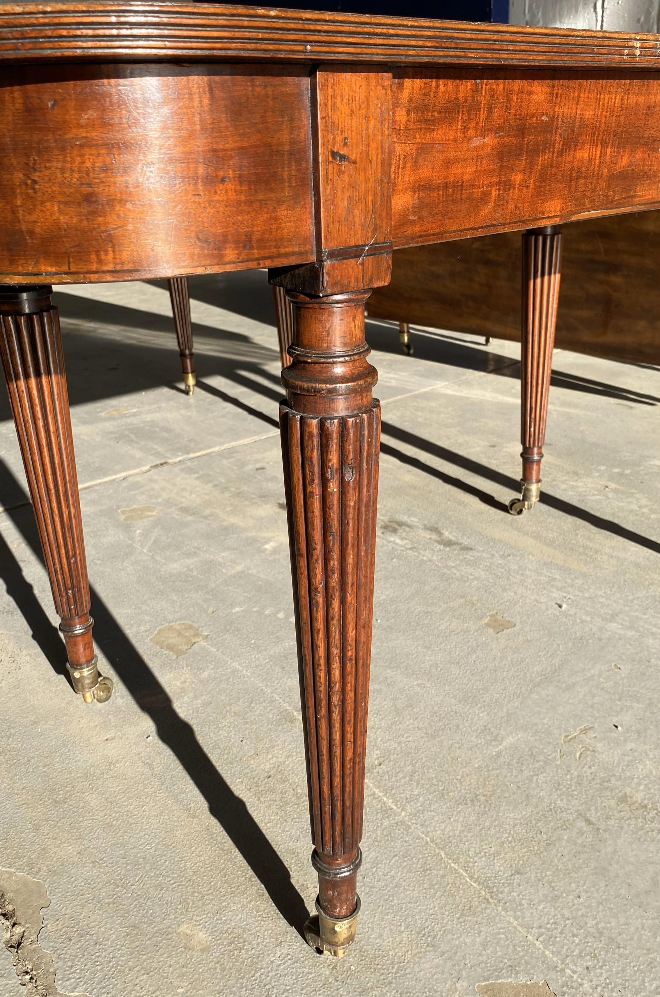 Gillows Mahogany extending Dining Table For Sale 2
