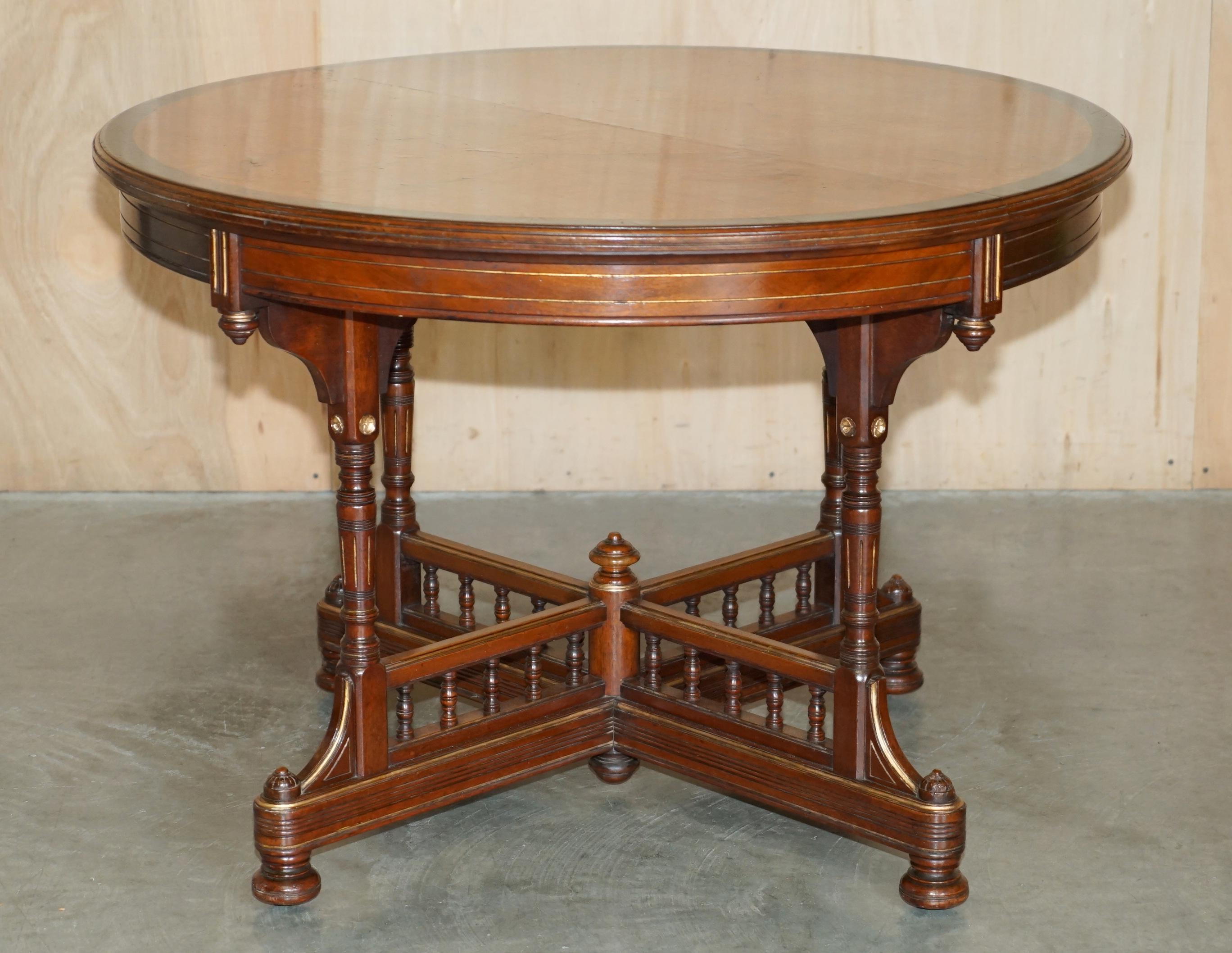 Mouvement esthétique Gillows of Lancaster Table d'appoint en ronce de noyer Amboyna Aesthetic Movement en vente