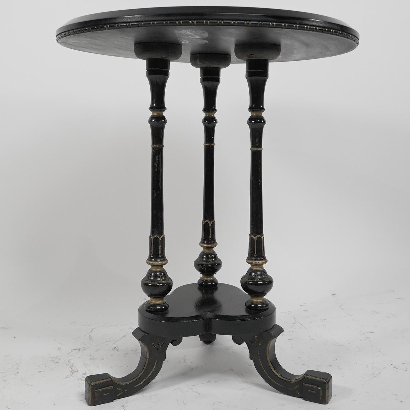 Estetismo Gillows of Lancaster An Aesthetic Movement tavolino circolare ebanizzato in vendita